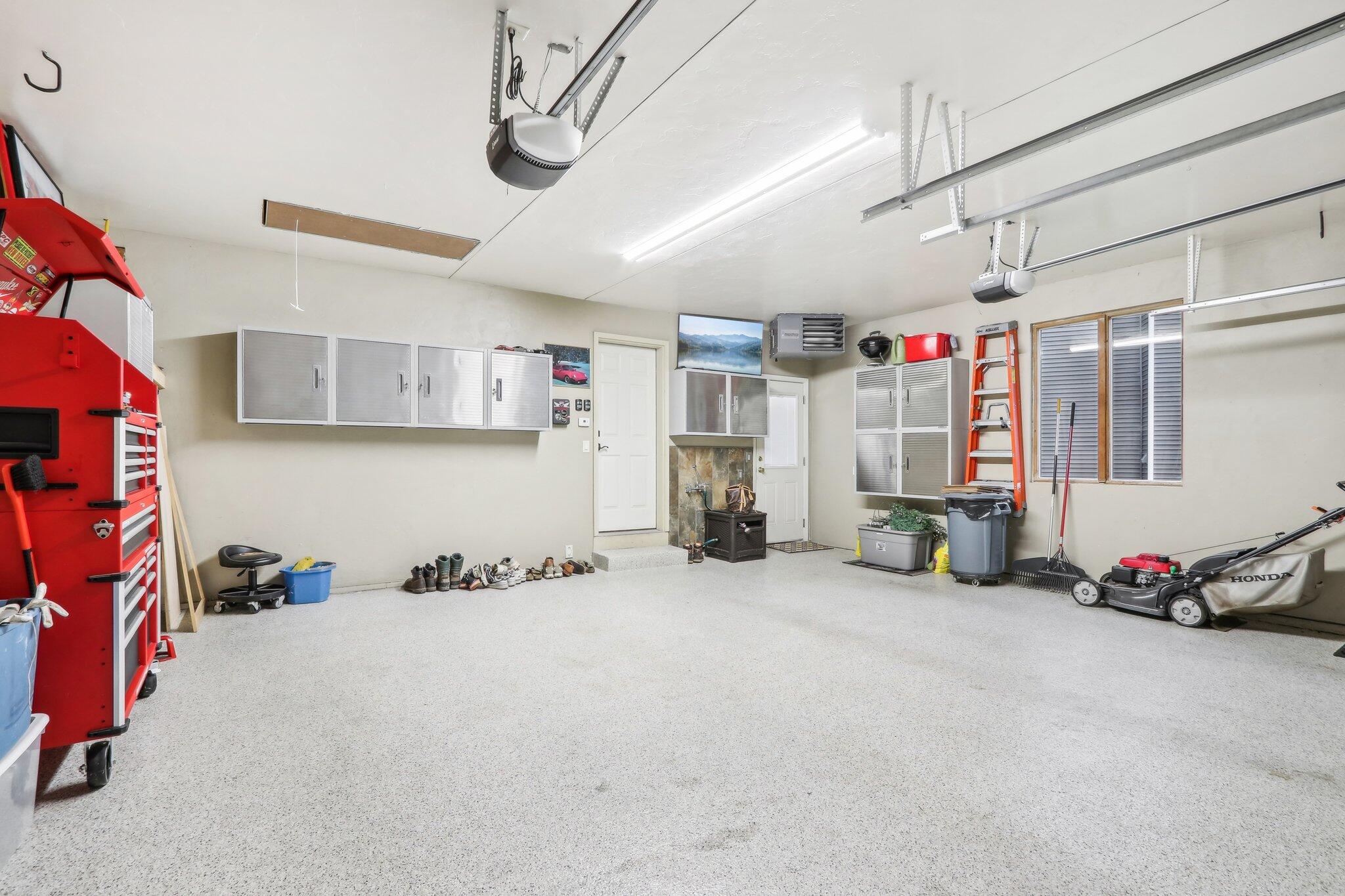 251 Hillside Dr, Oconomowoc