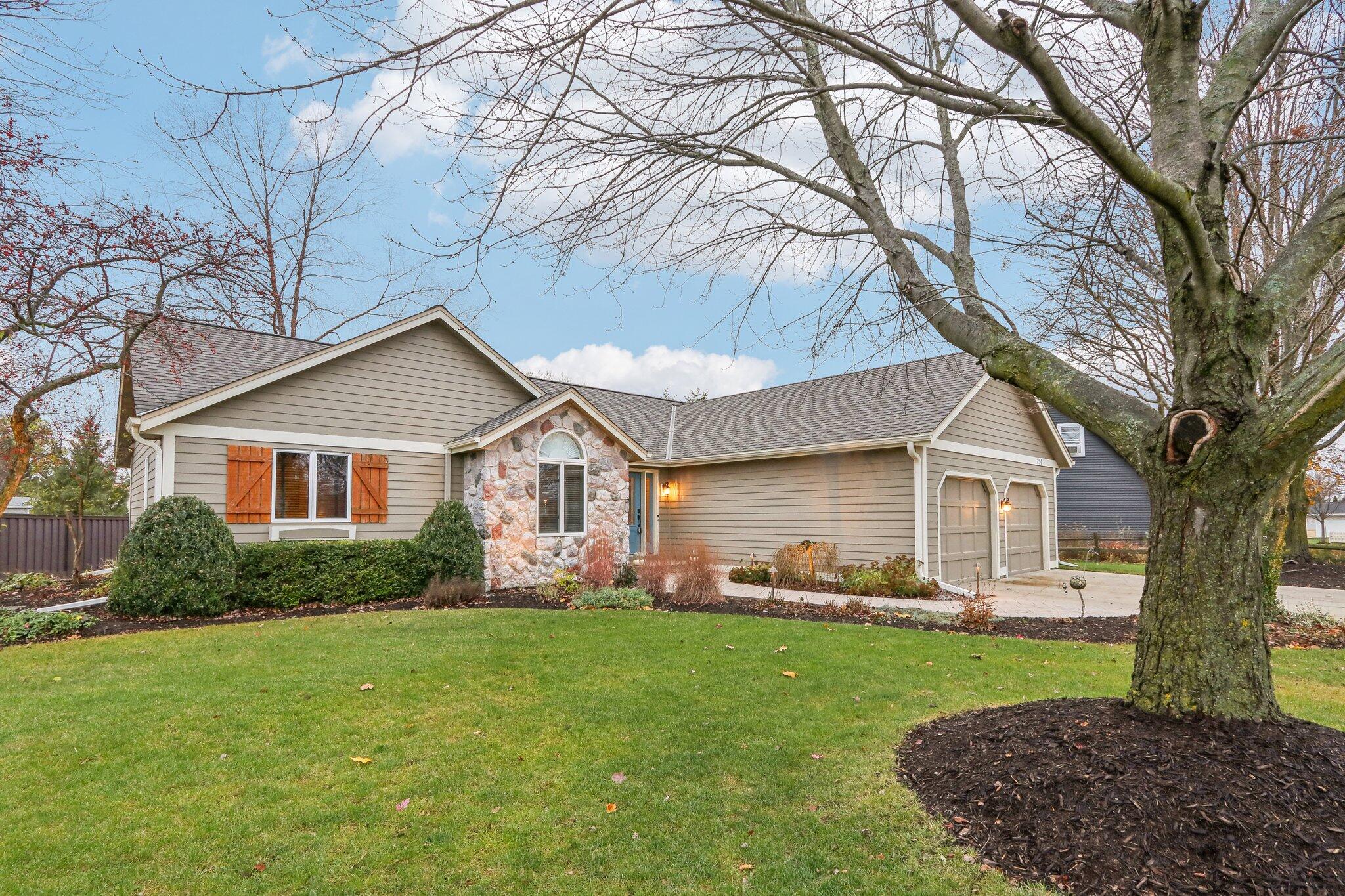 251 Hillside Dr, Oconomowoc