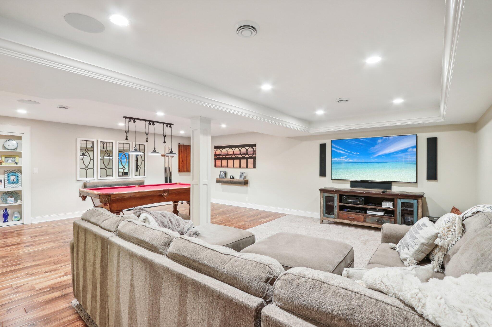 251 Hillside Dr, Oconomowoc