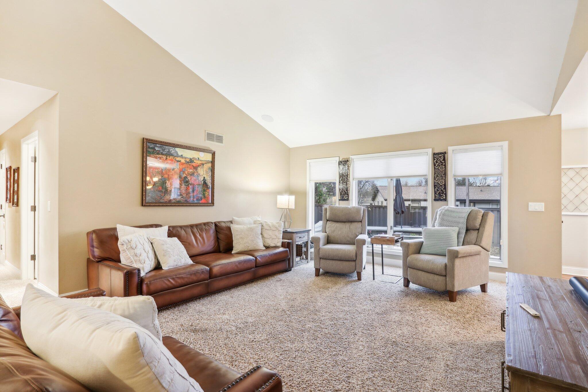 251 Hillside Dr, Oconomowoc
