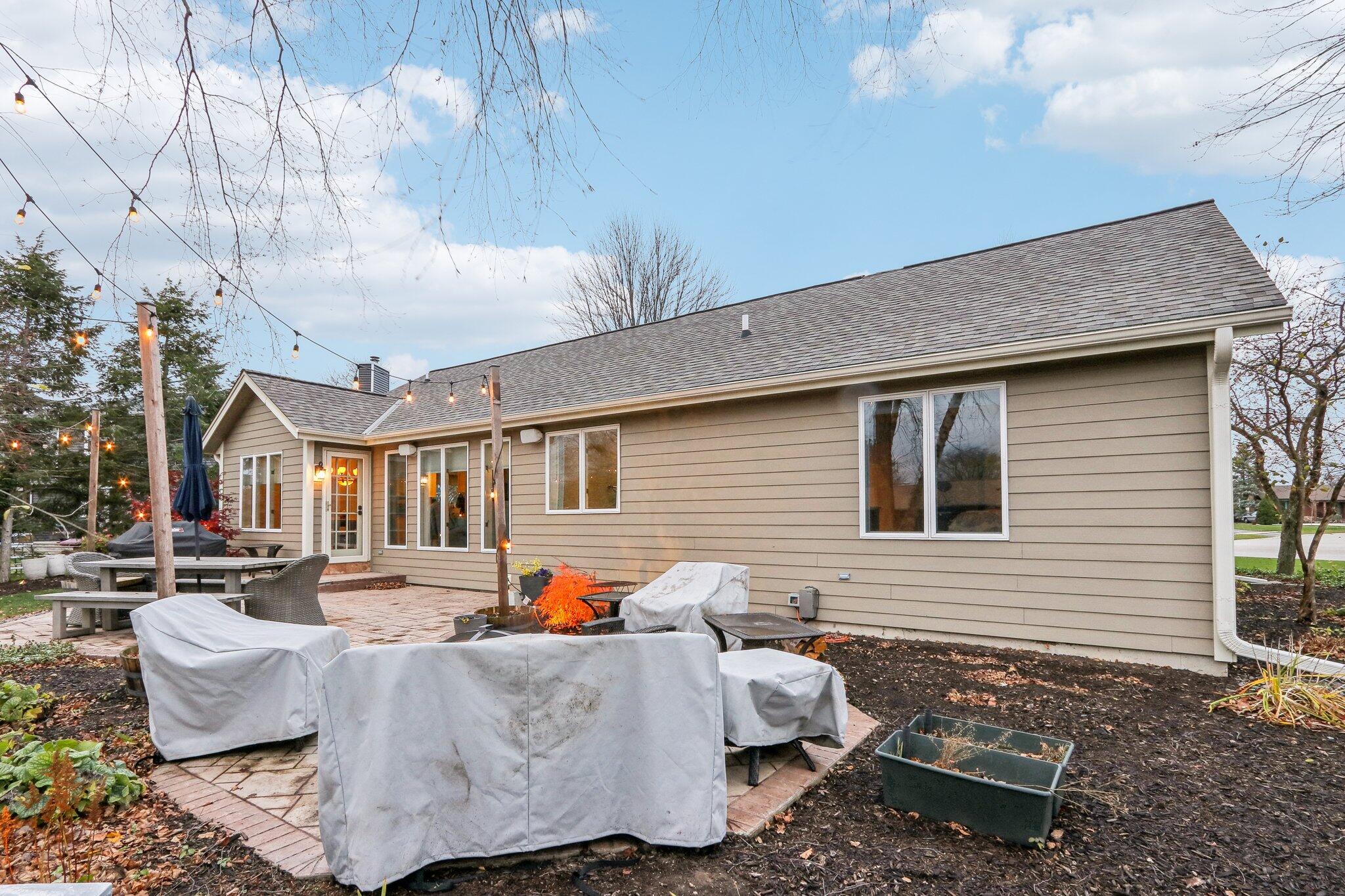 251 Hillside Dr, Oconomowoc