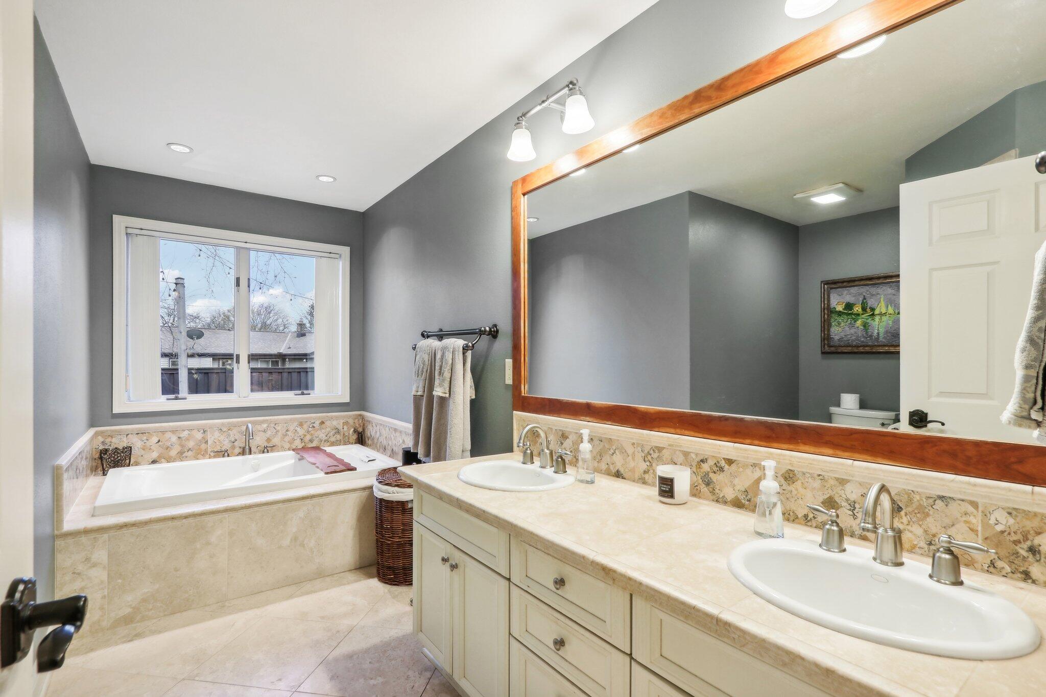 251 Hillside Dr, Oconomowoc