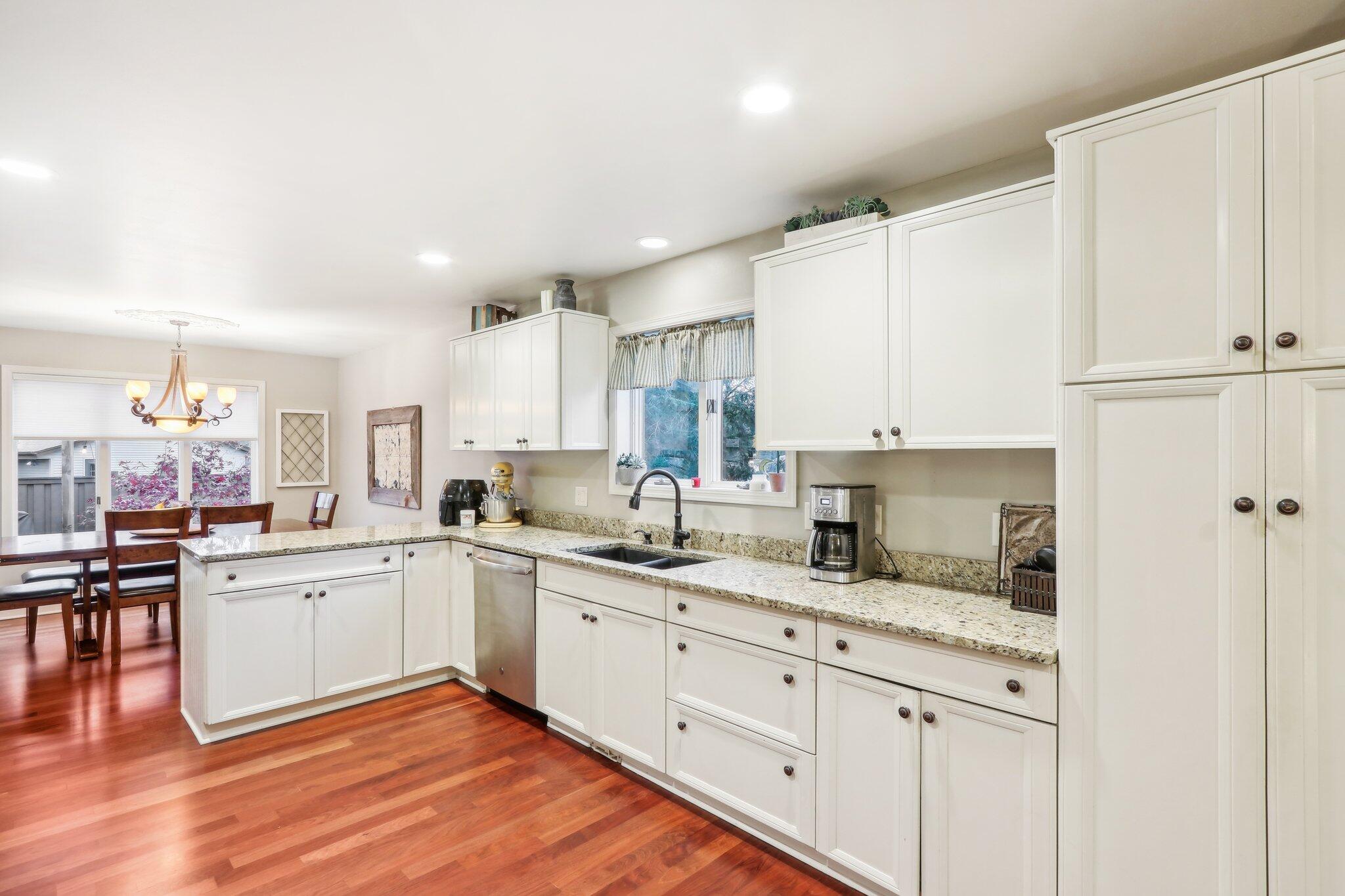 251 Hillside Dr, Oconomowoc