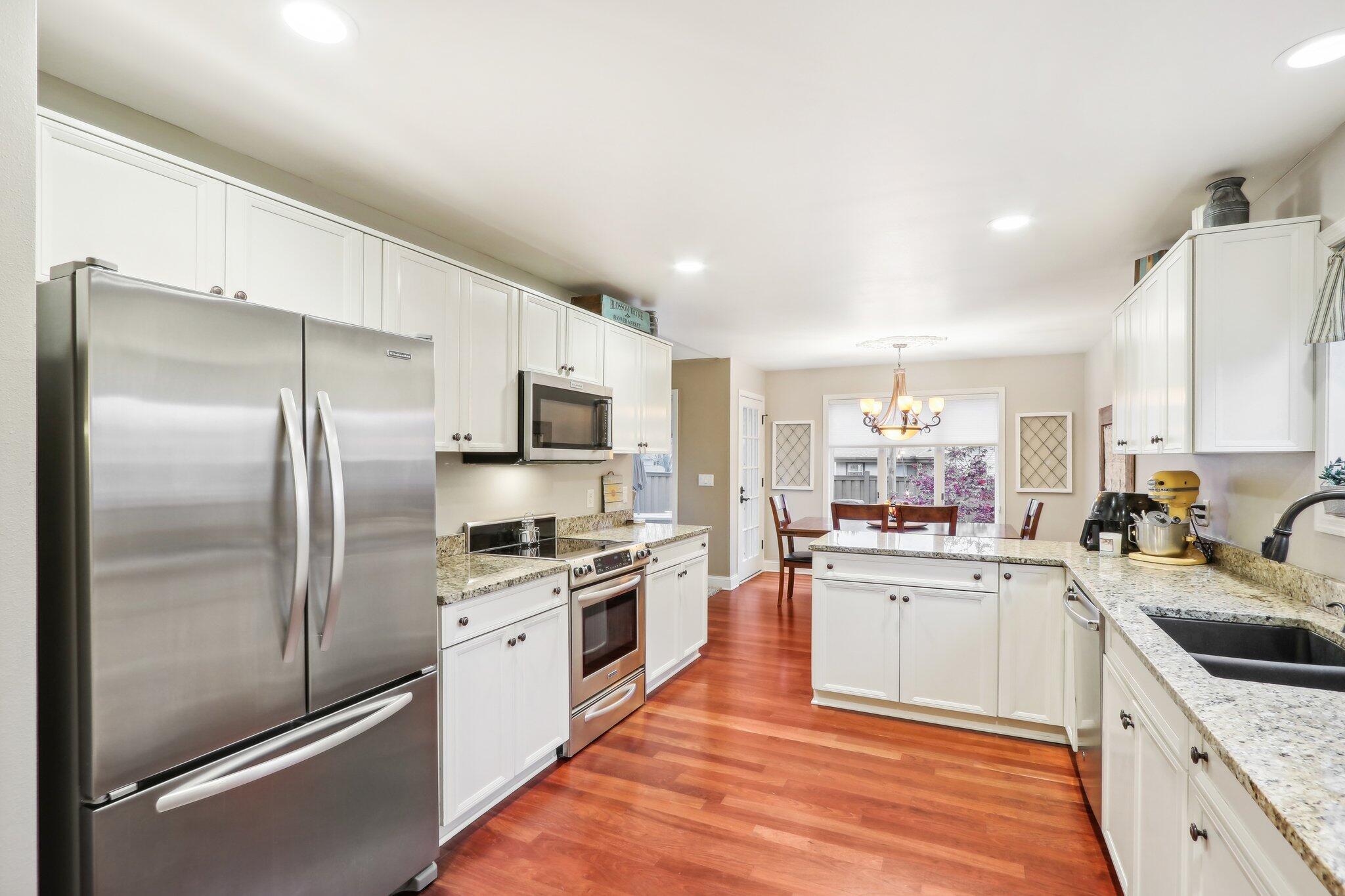 251 Hillside Dr, Oconomowoc
