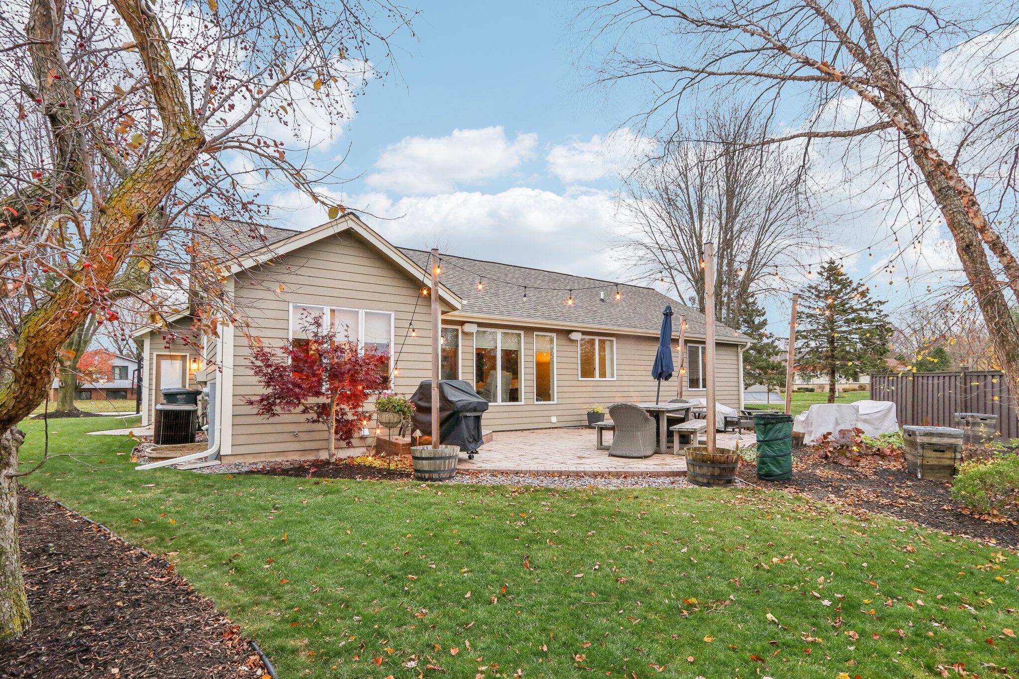 251 Hillside Dr, Oconomowoc