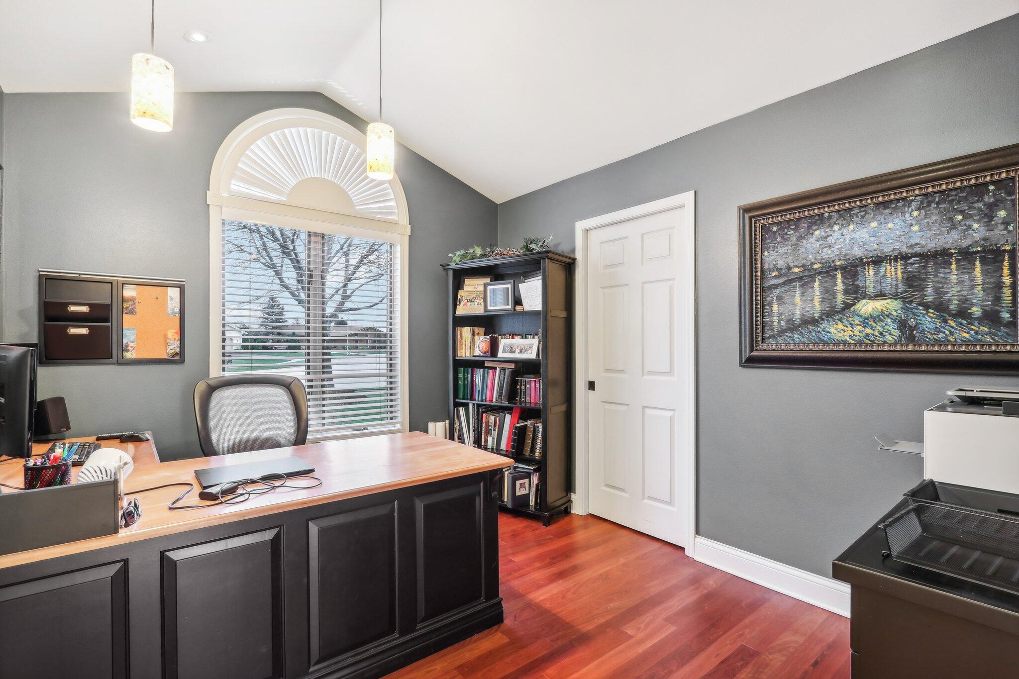 251 Hillside Dr, Oconomowoc
