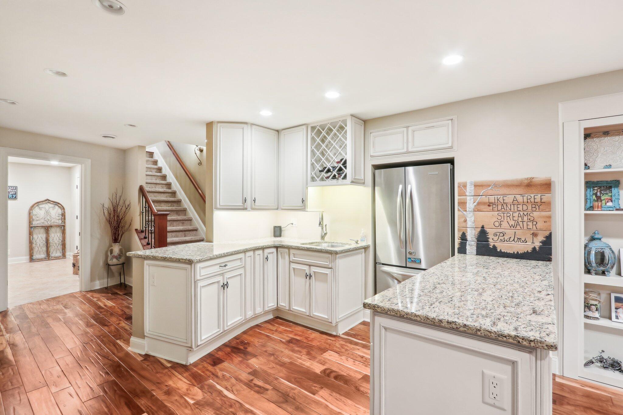 251 Hillside Dr, Oconomowoc