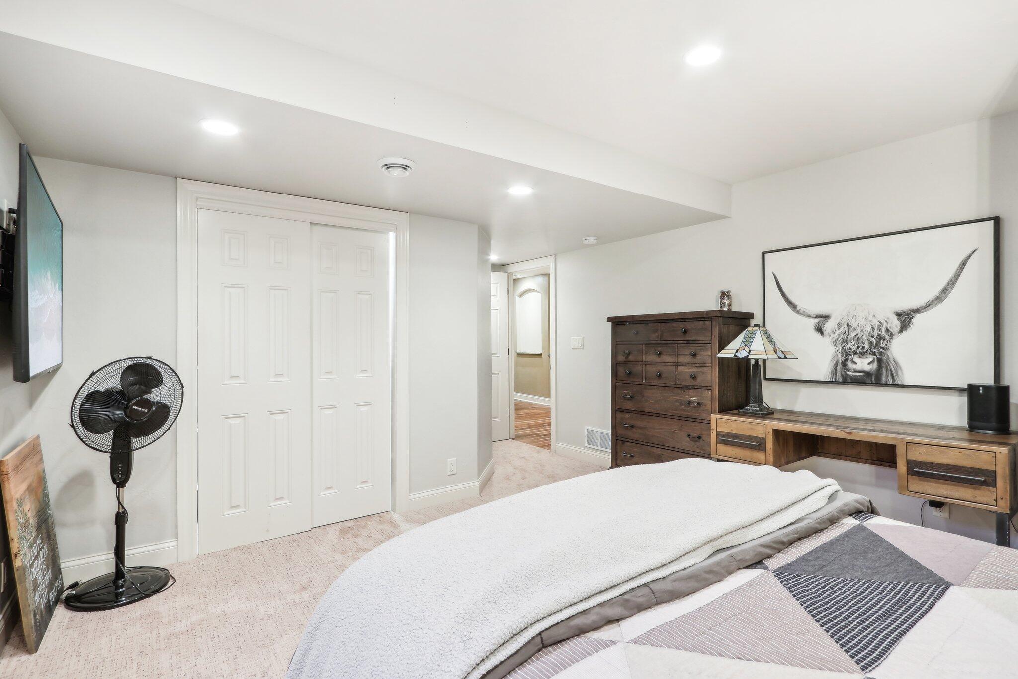 251 Hillside Dr, Oconomowoc