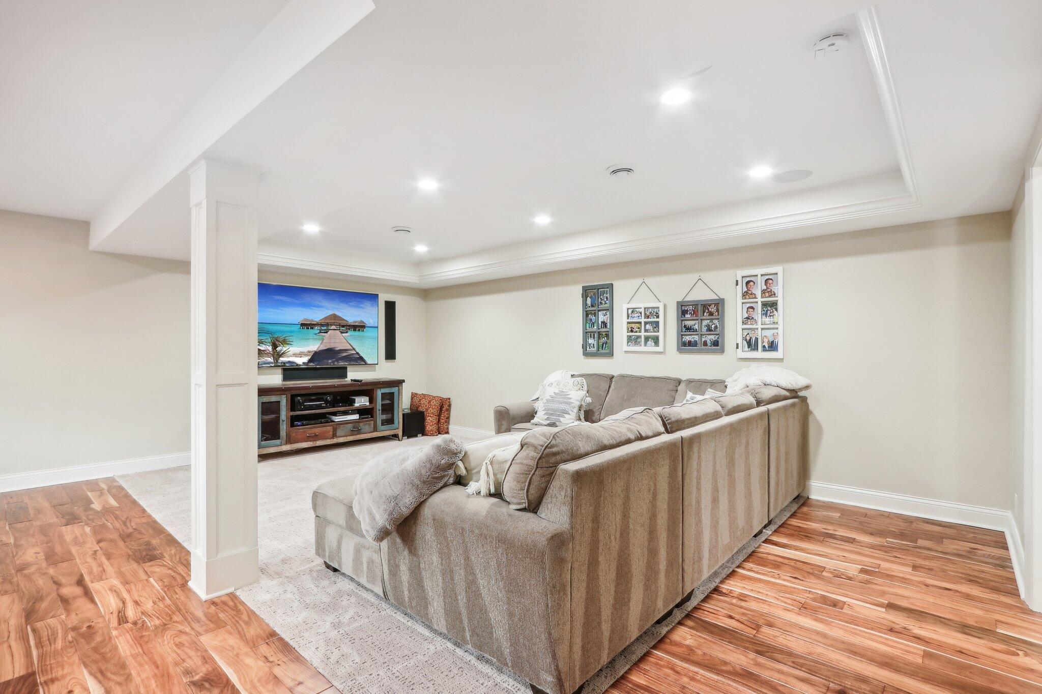 251 Hillside Dr, Oconomowoc