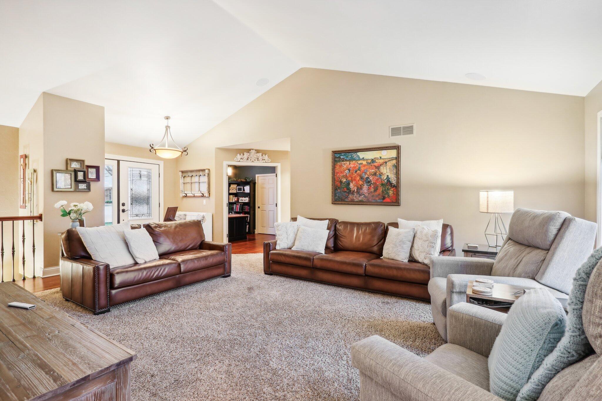 251 Hillside Dr, Oconomowoc