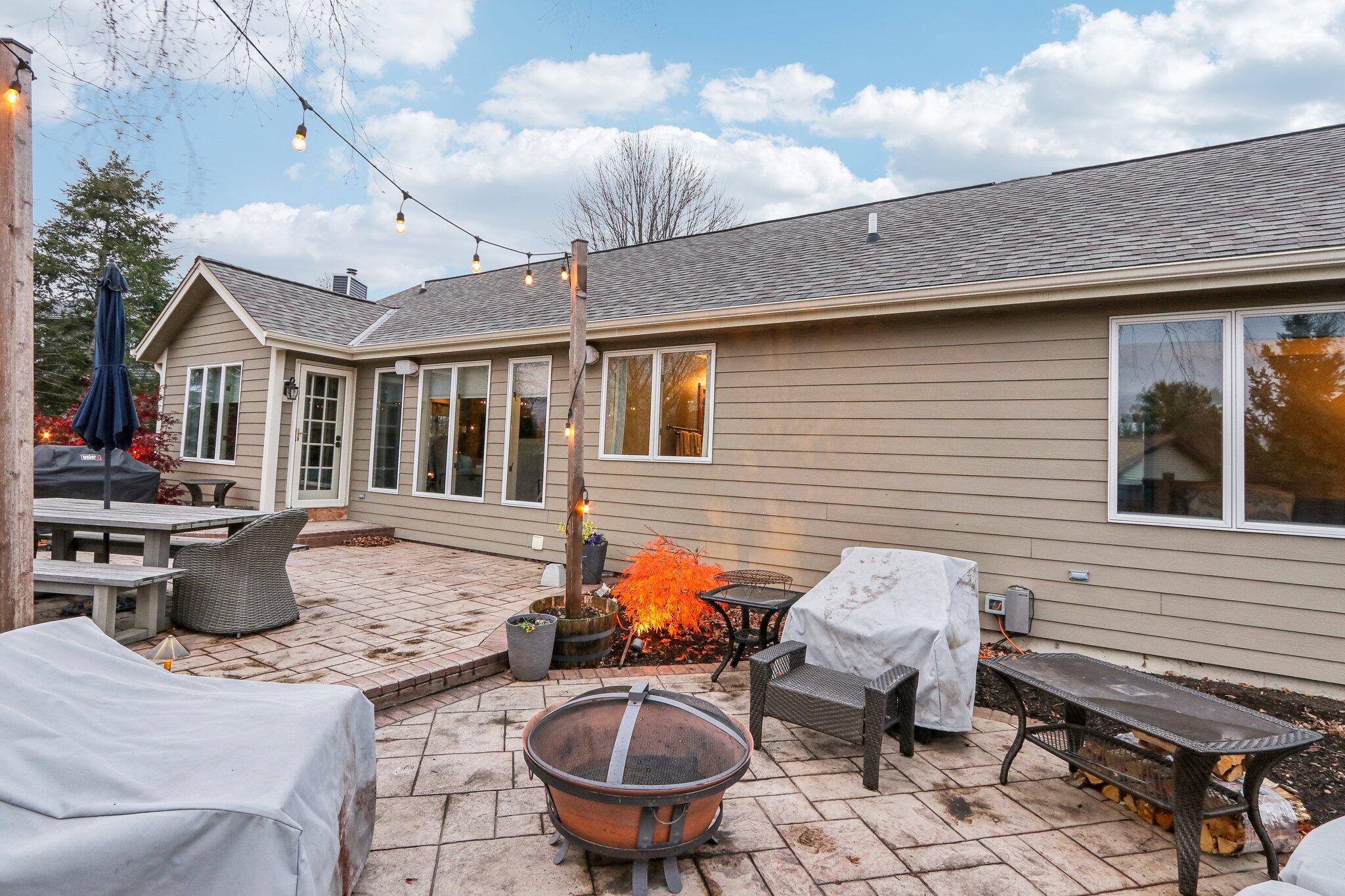 251 Hillside Dr, Oconomowoc