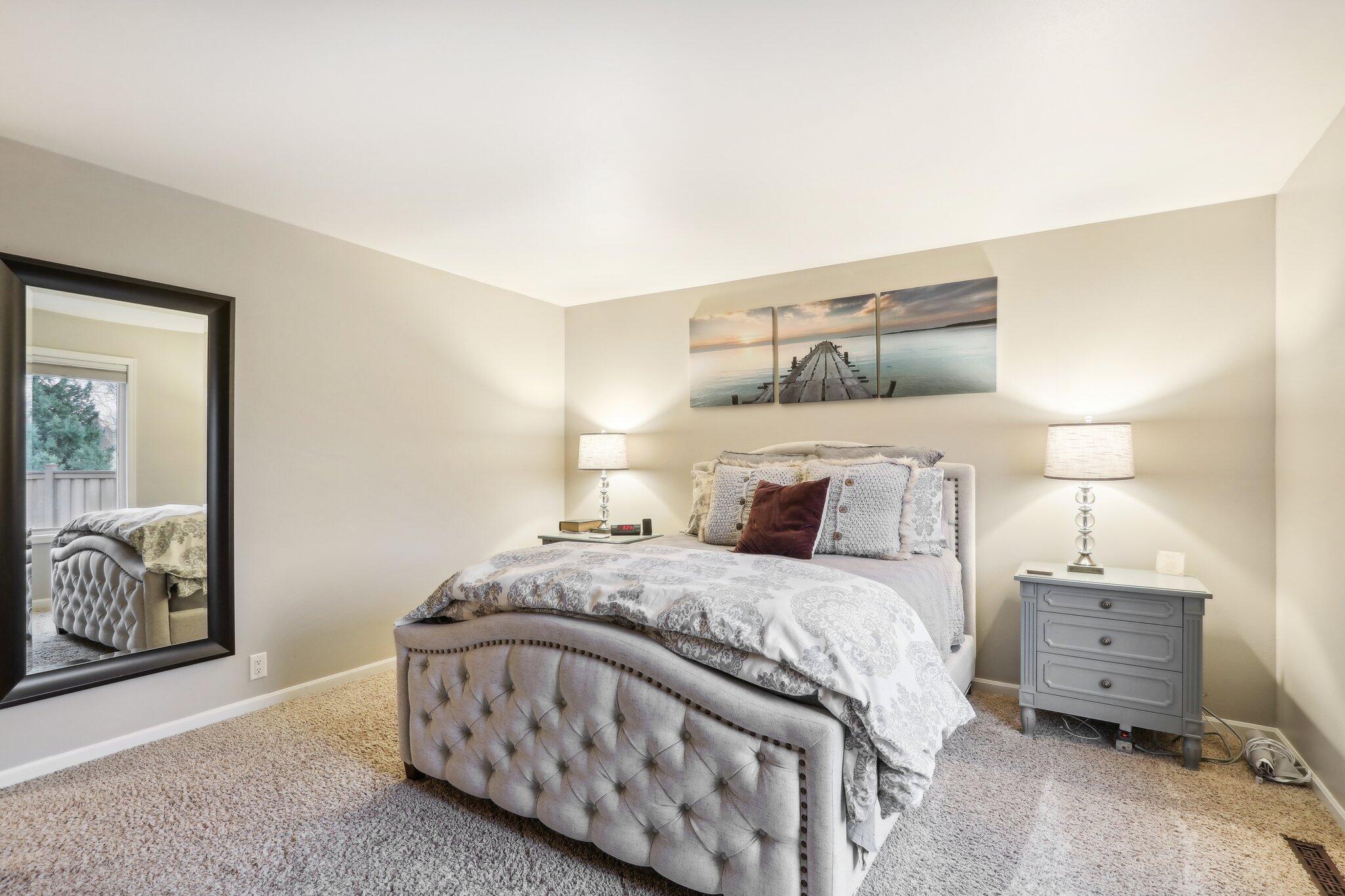 251 Hillside Dr, Oconomowoc