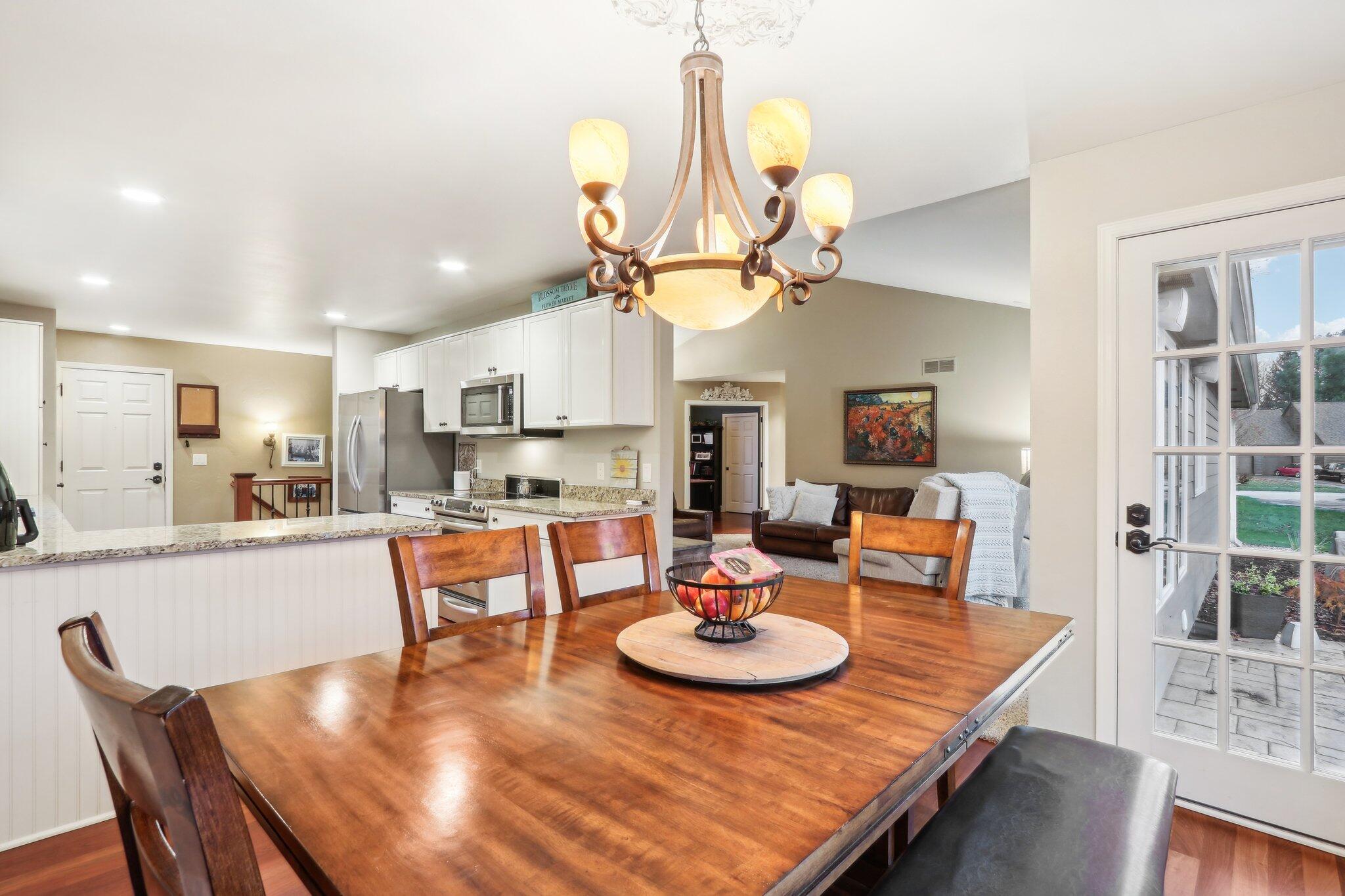 251 Hillside Dr, Oconomowoc