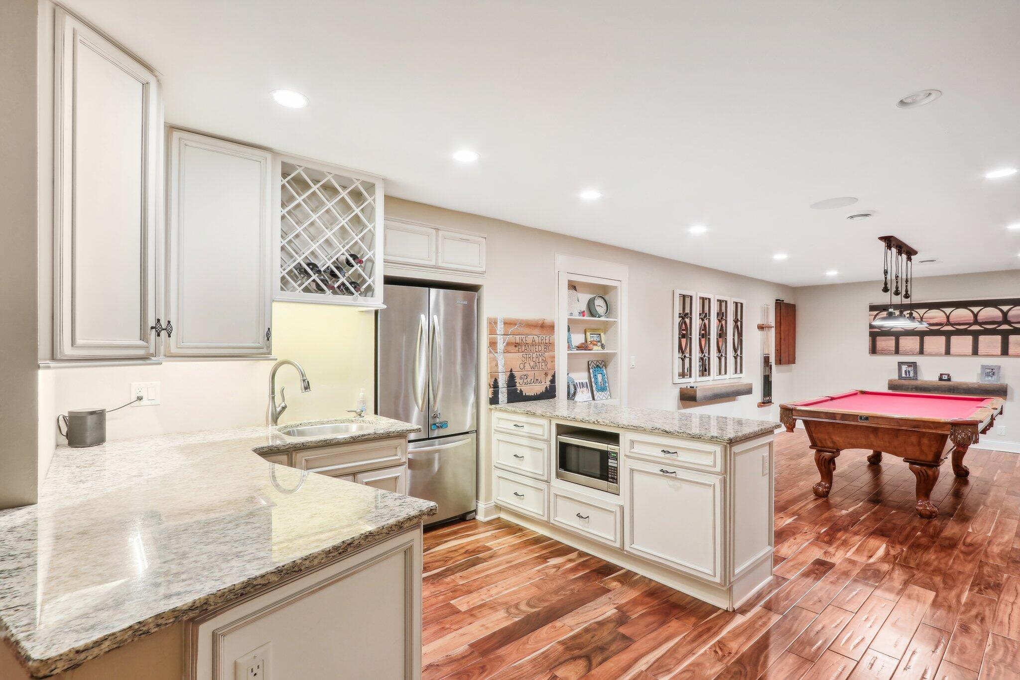 251 Hillside Dr, Oconomowoc
