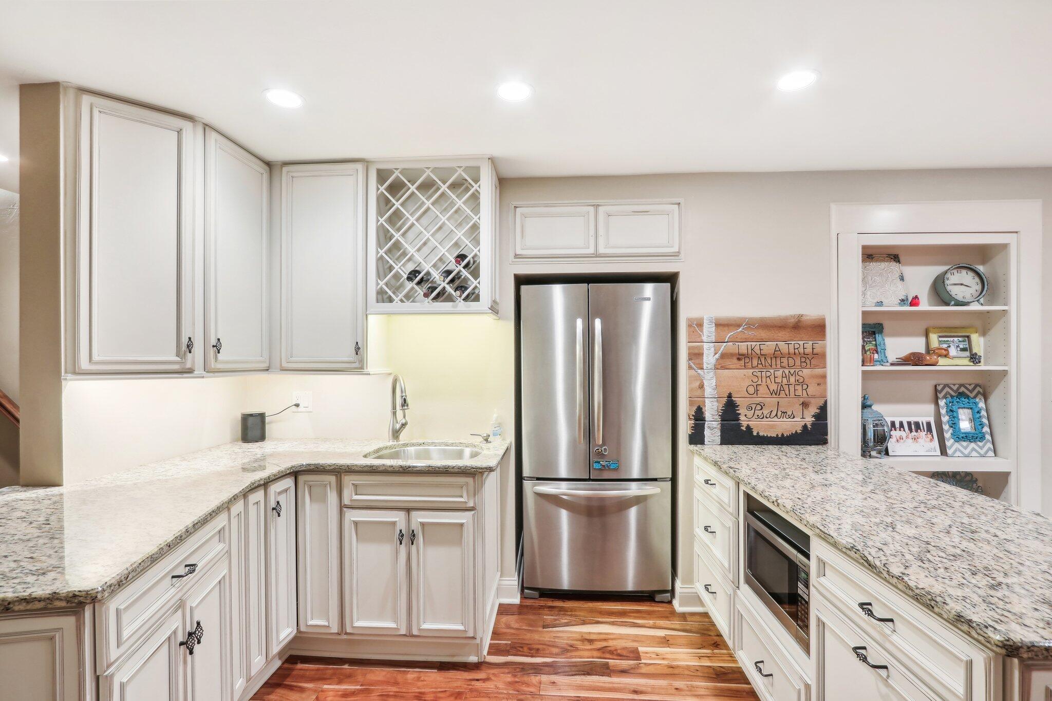 251 Hillside Dr, Oconomowoc