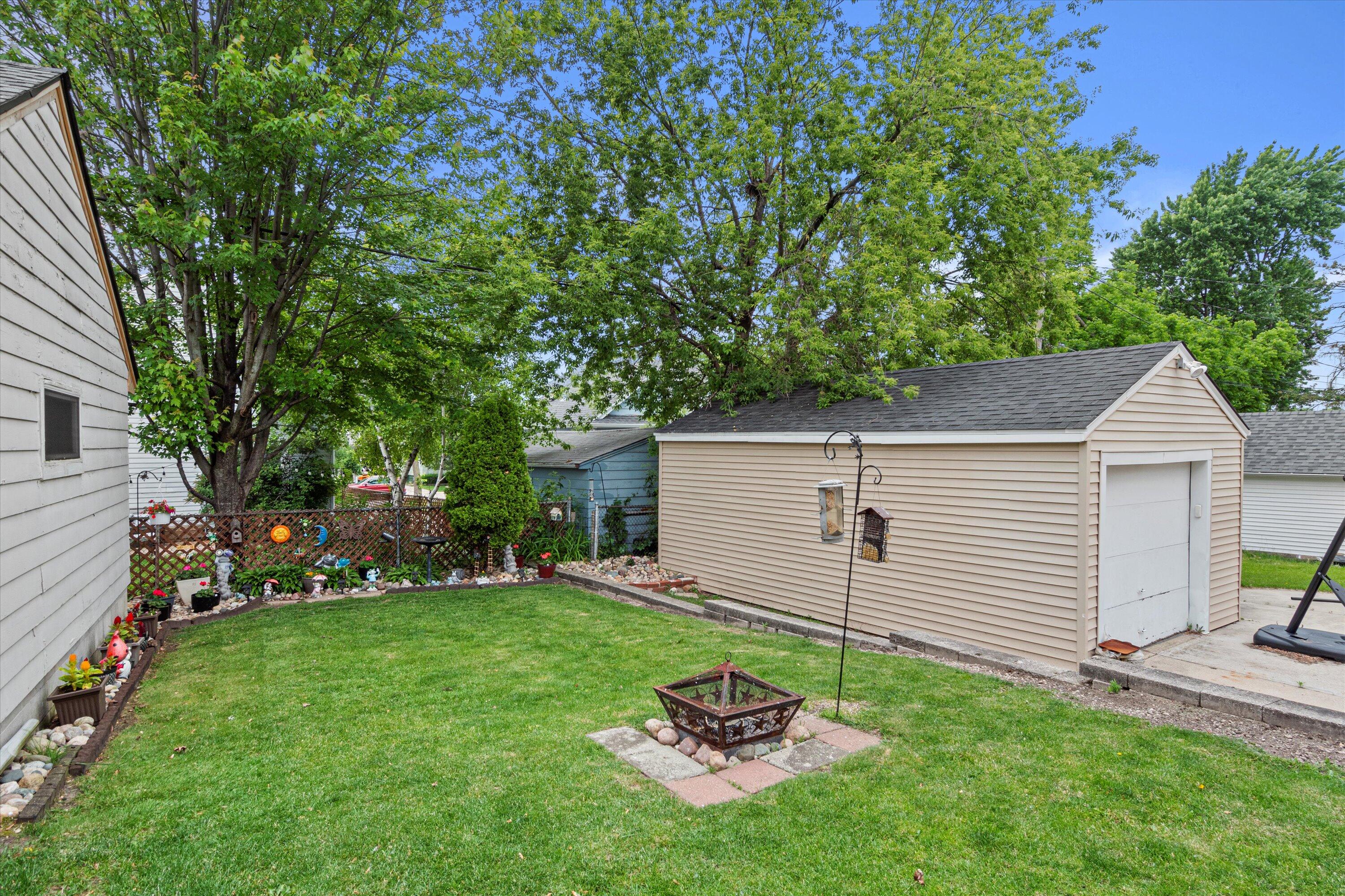 2181 S 88th St, West Allis