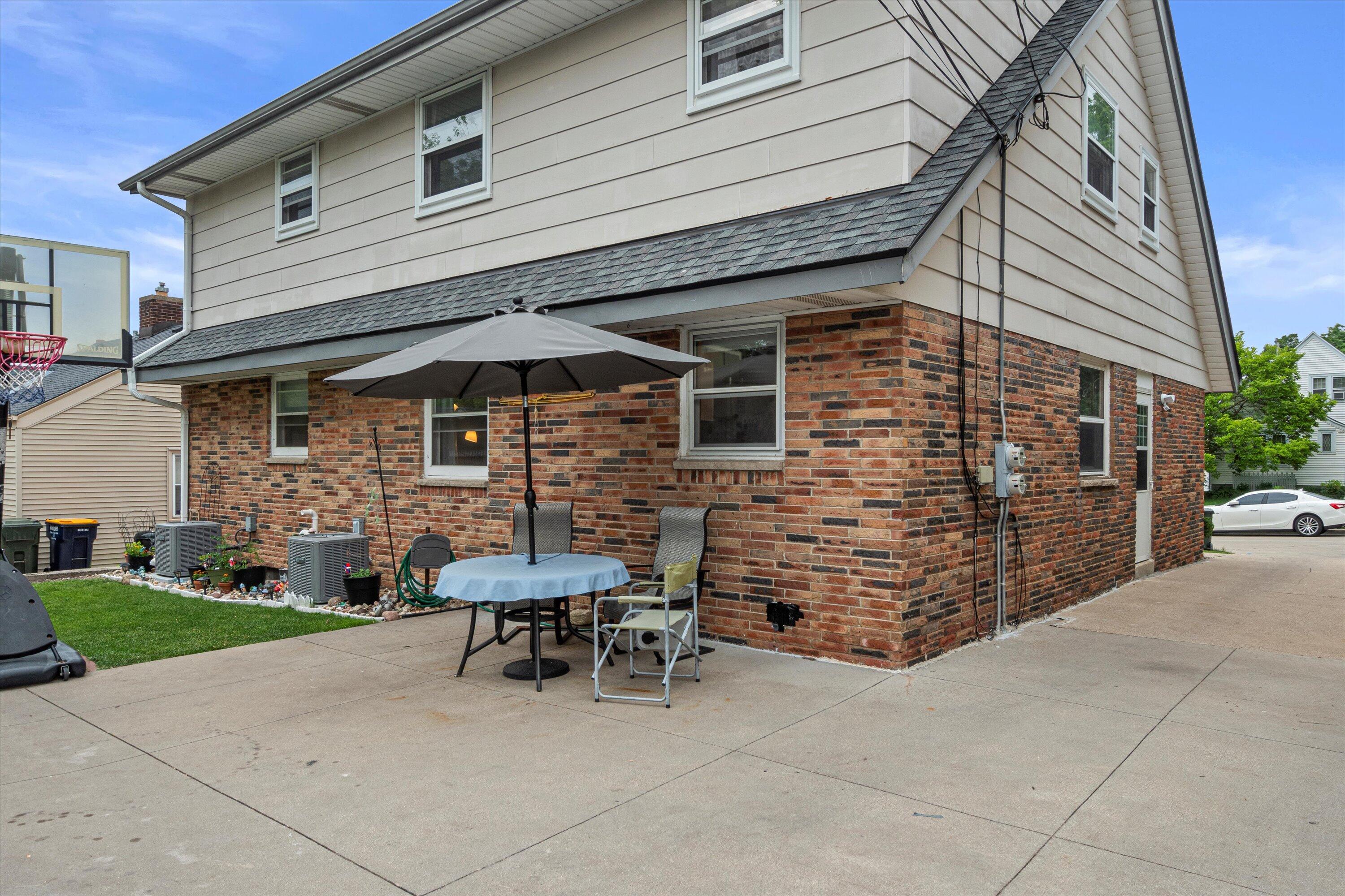 2181 S 88th St, West Allis