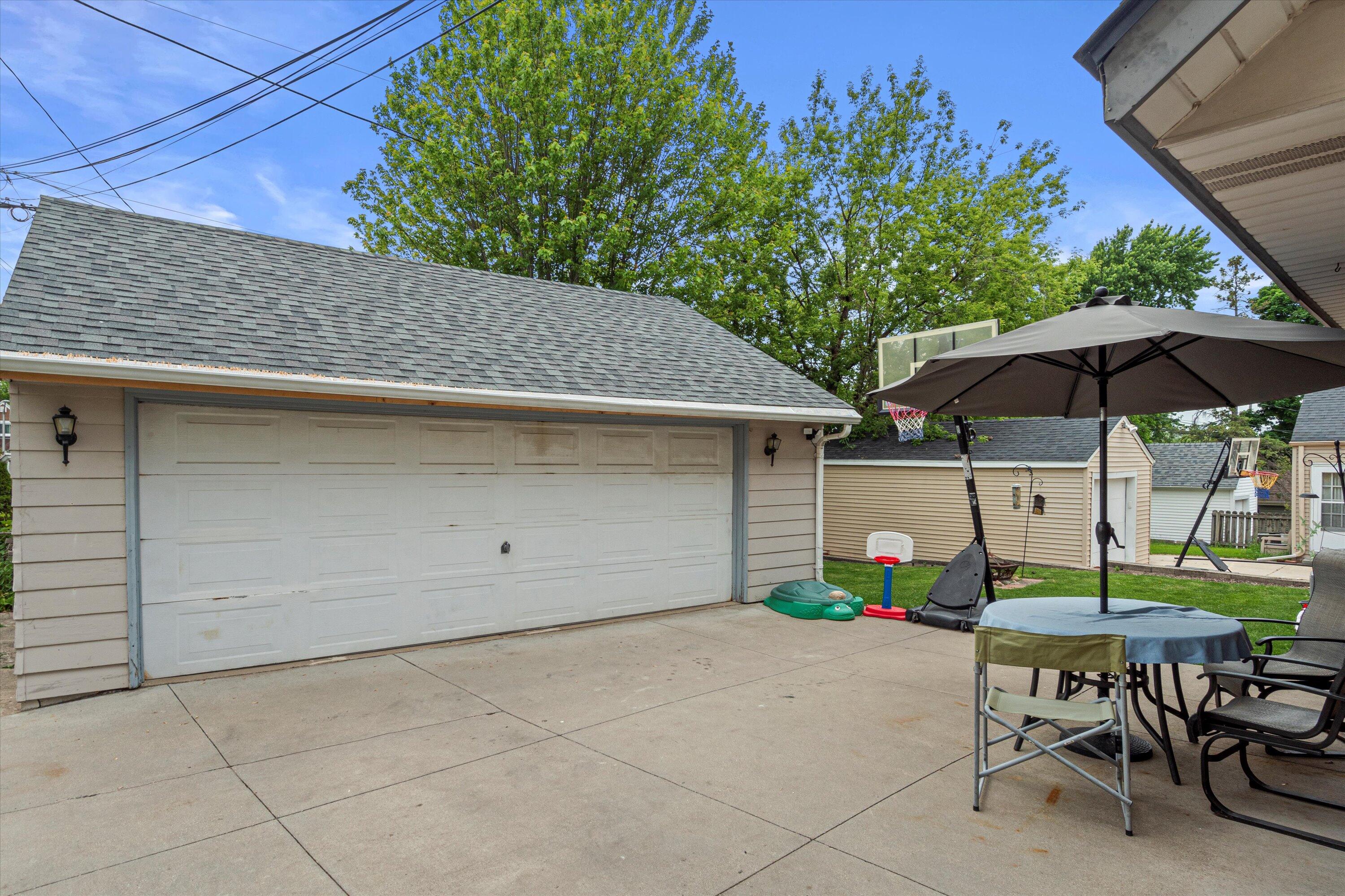 2181 S 88th St, West Allis