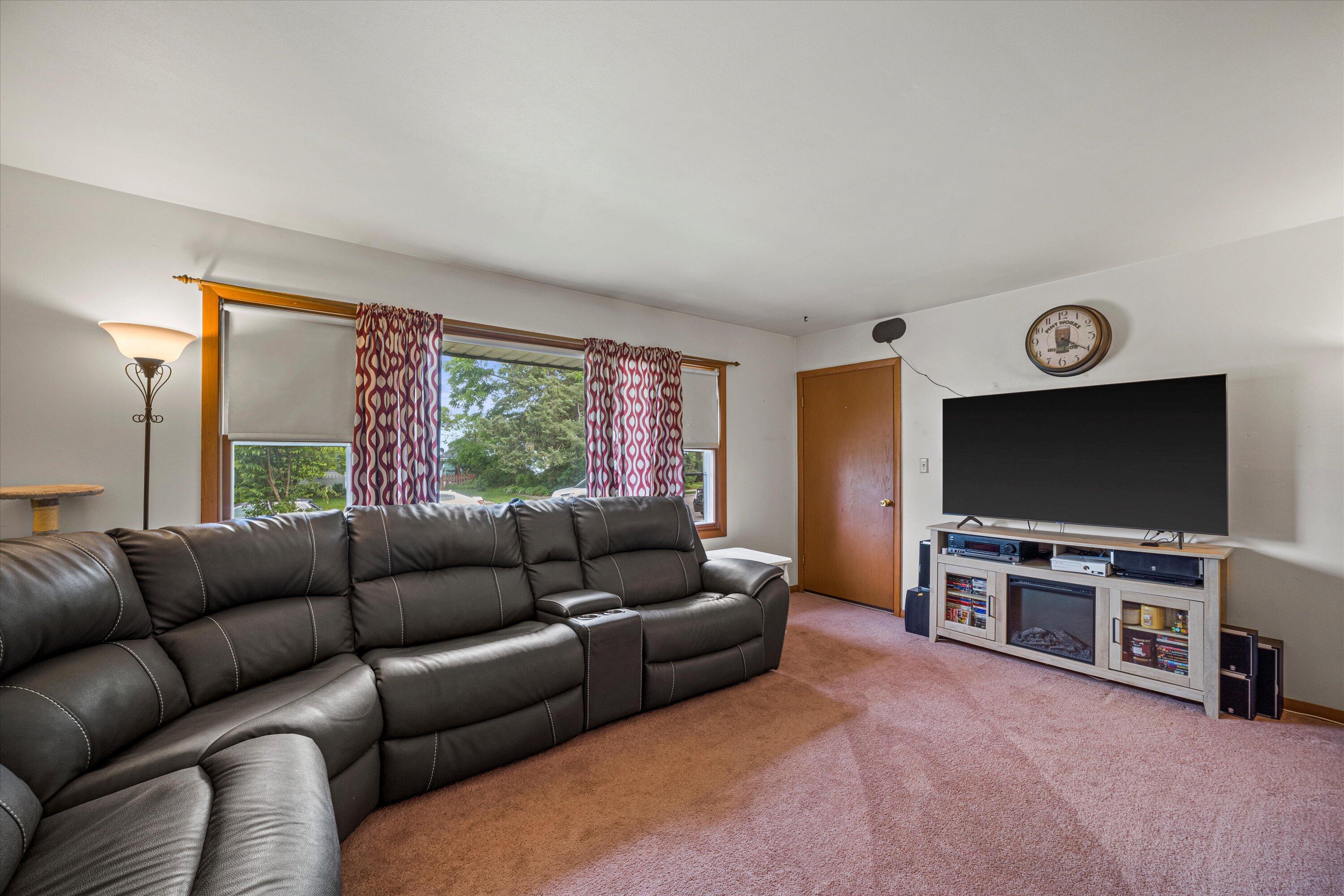 2181 S 88th St, West Allis