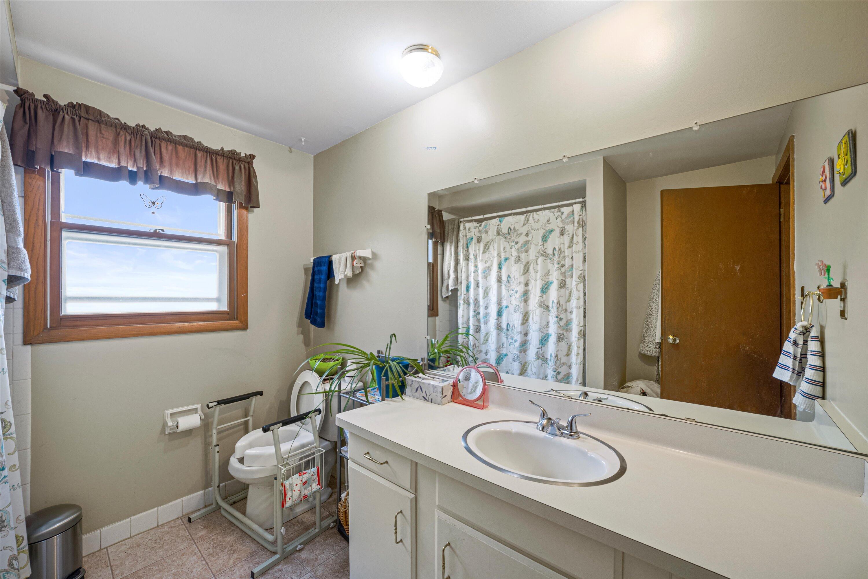 2181 S 88th St, West Allis