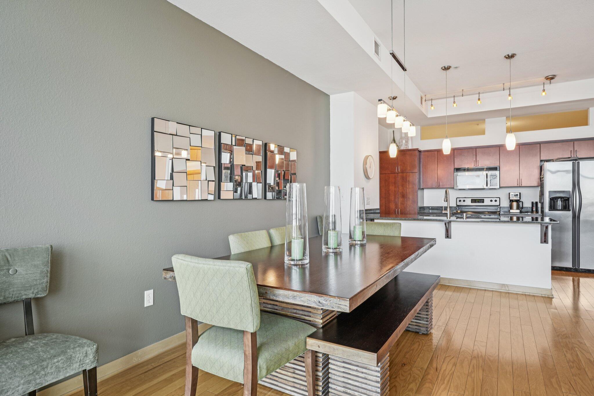 106 W Seeboth St, 908