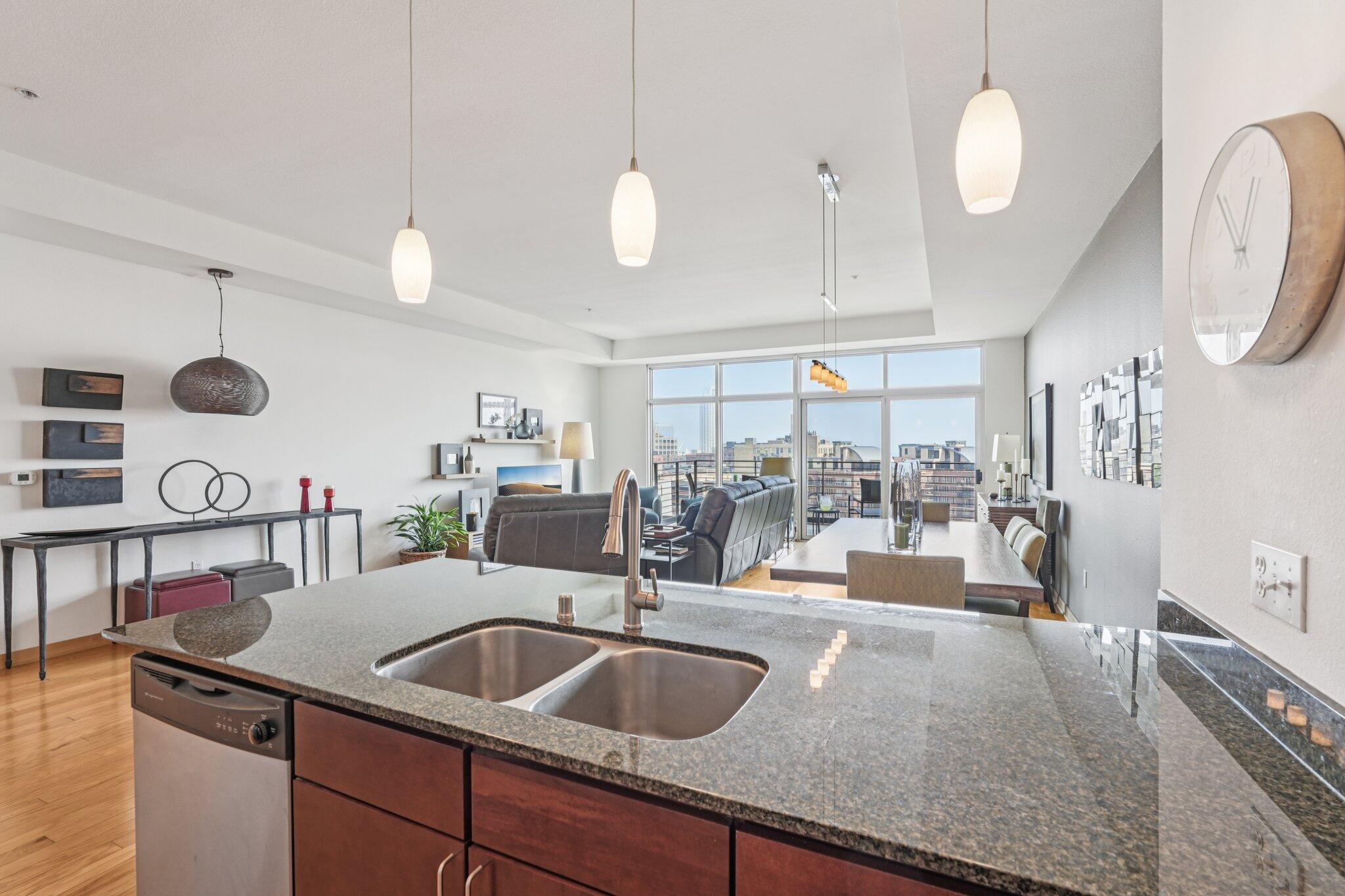 106 W Seeboth St, 908