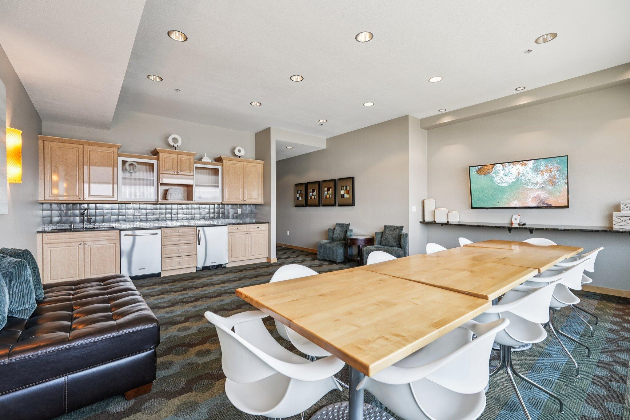 106 W Seeboth St, 908