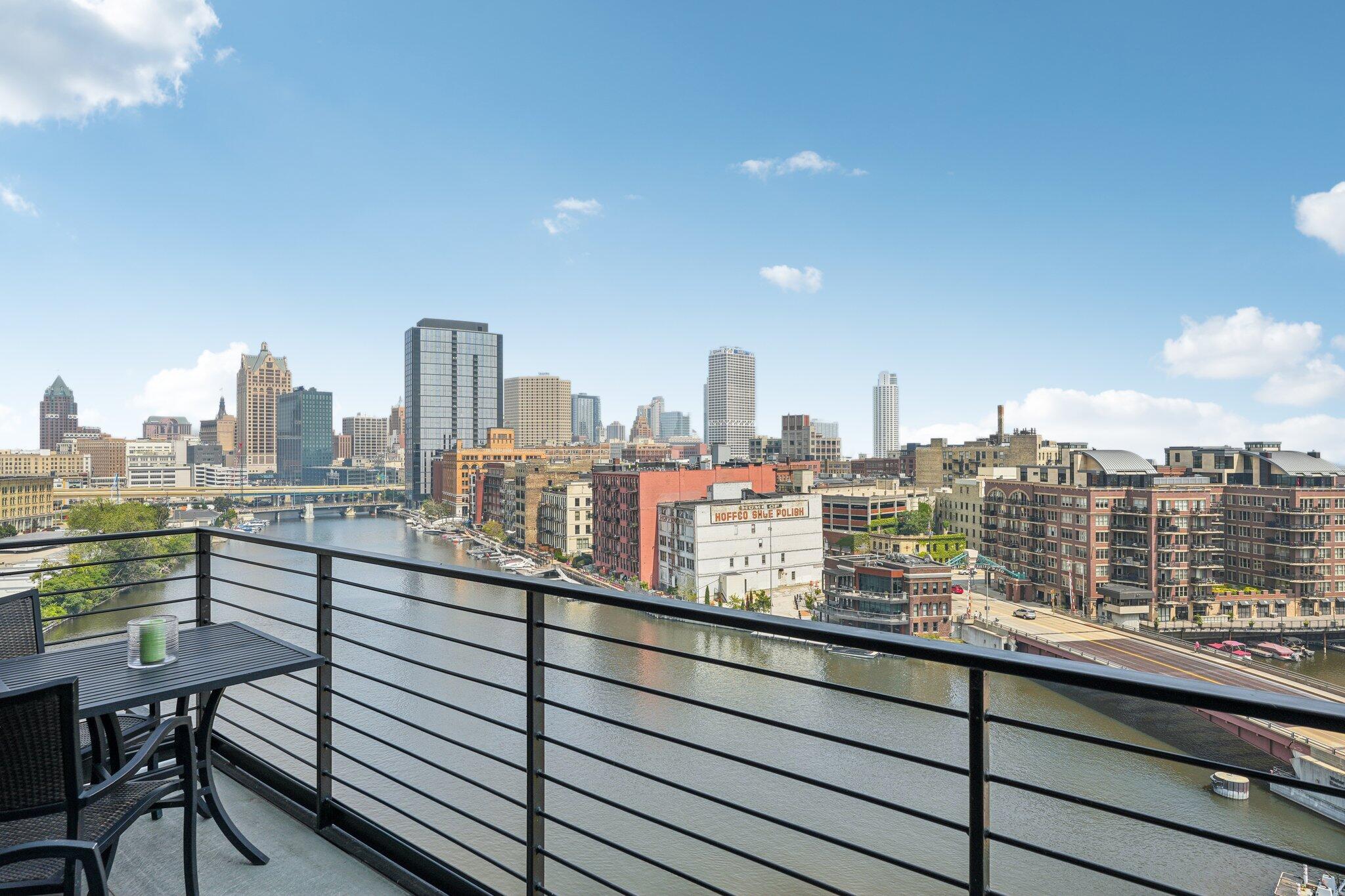 106 W Seeboth St, 908
