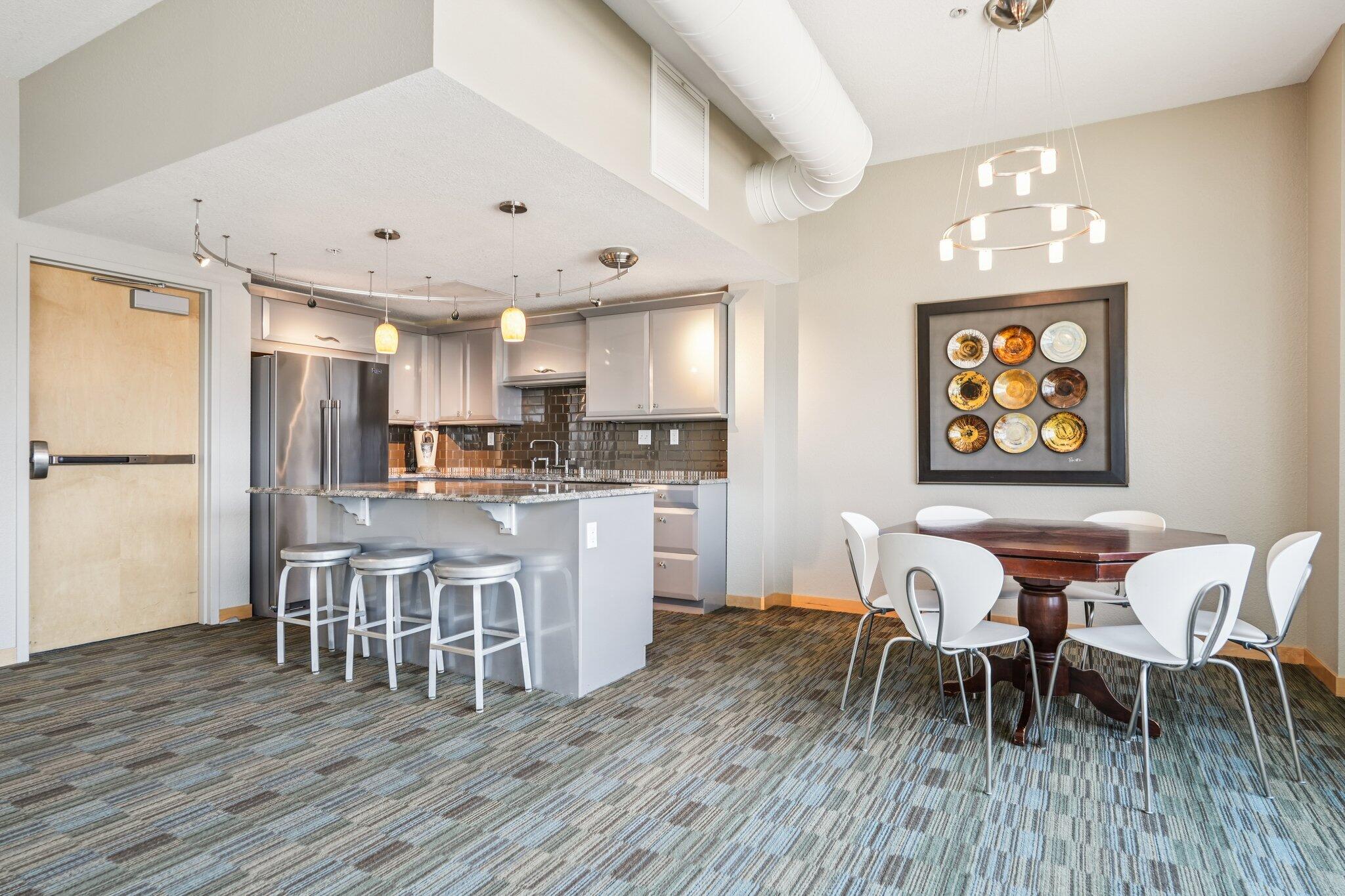 106 W Seeboth St, 908