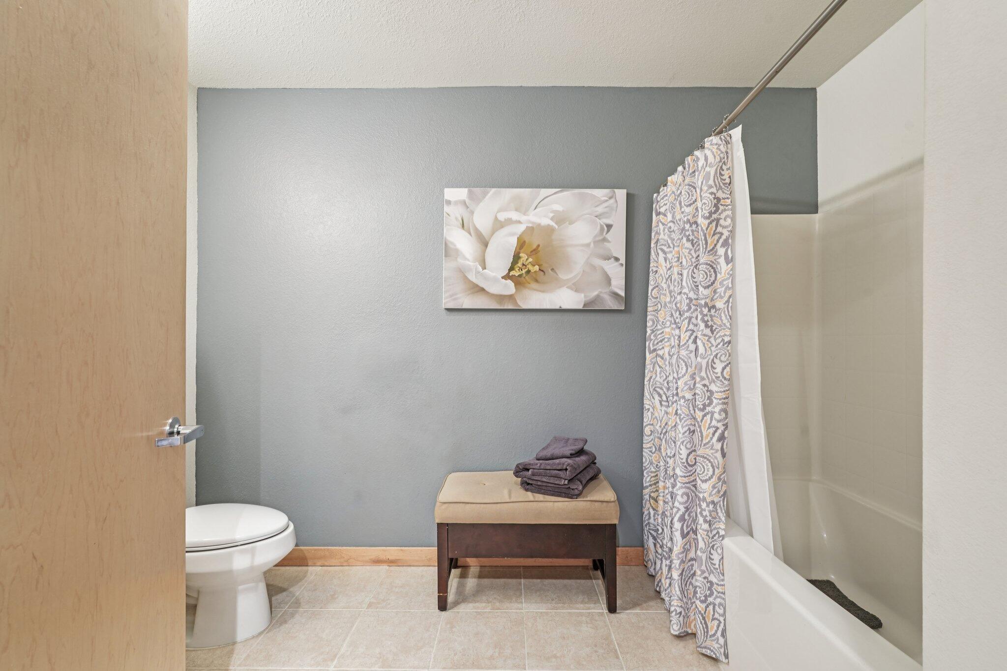 106 W Seeboth St, 908