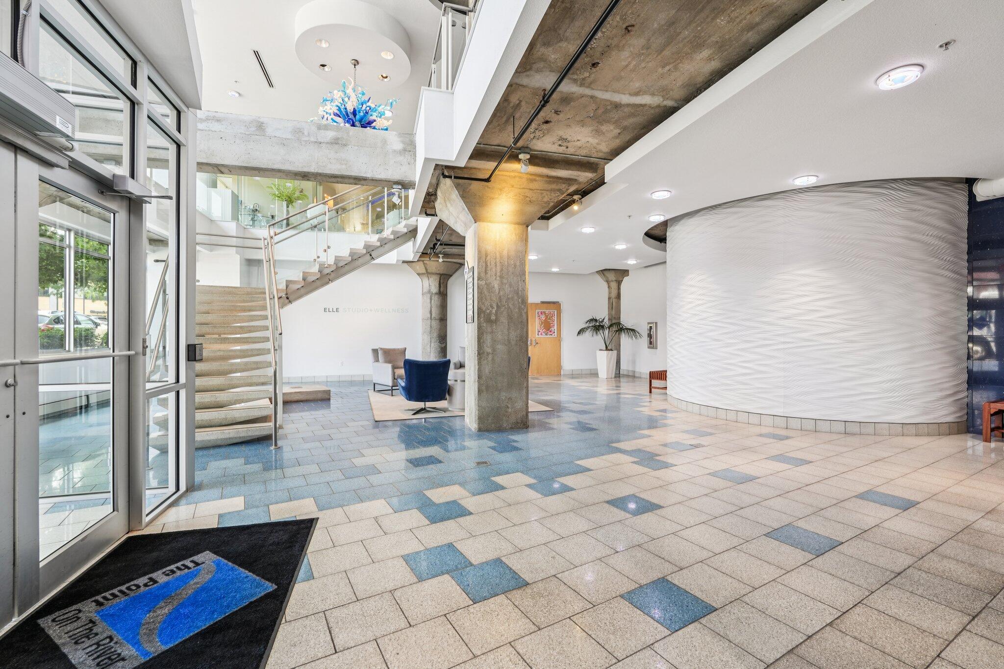 106 W Seeboth St, 908