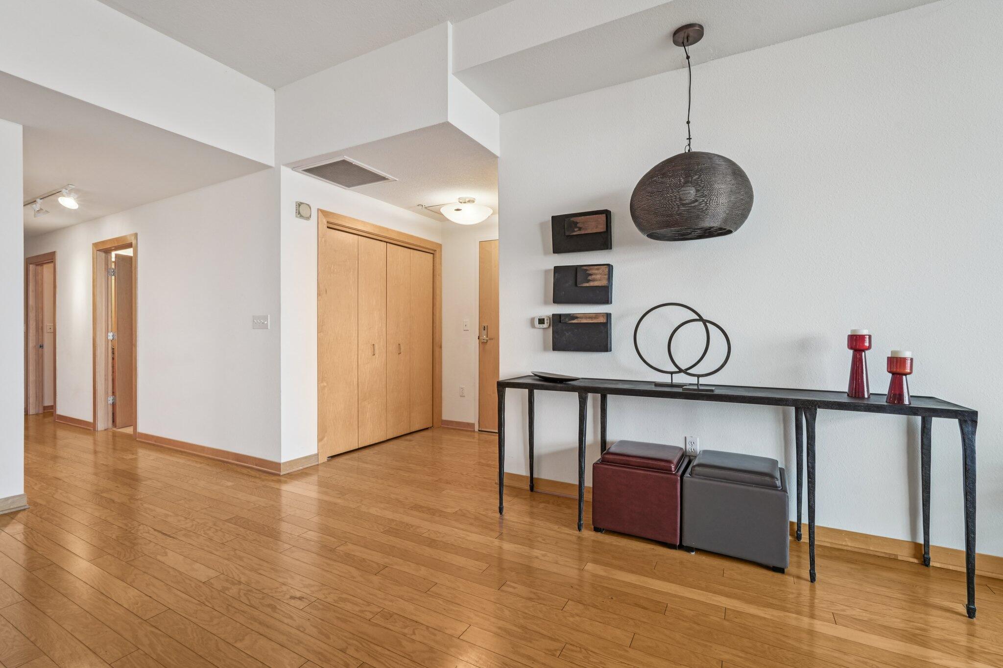 106 W Seeboth St, 908
