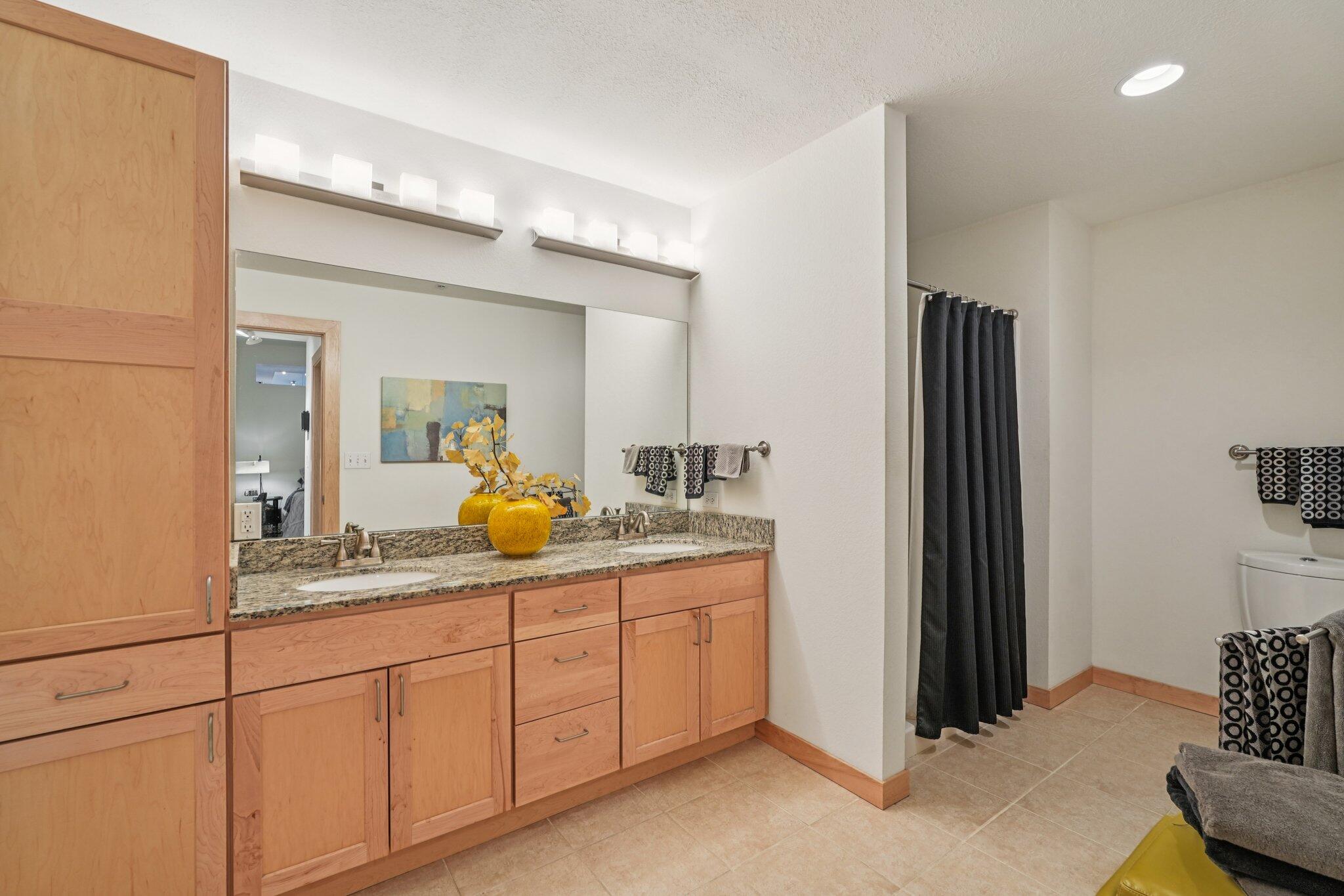 106 W Seeboth St, 908