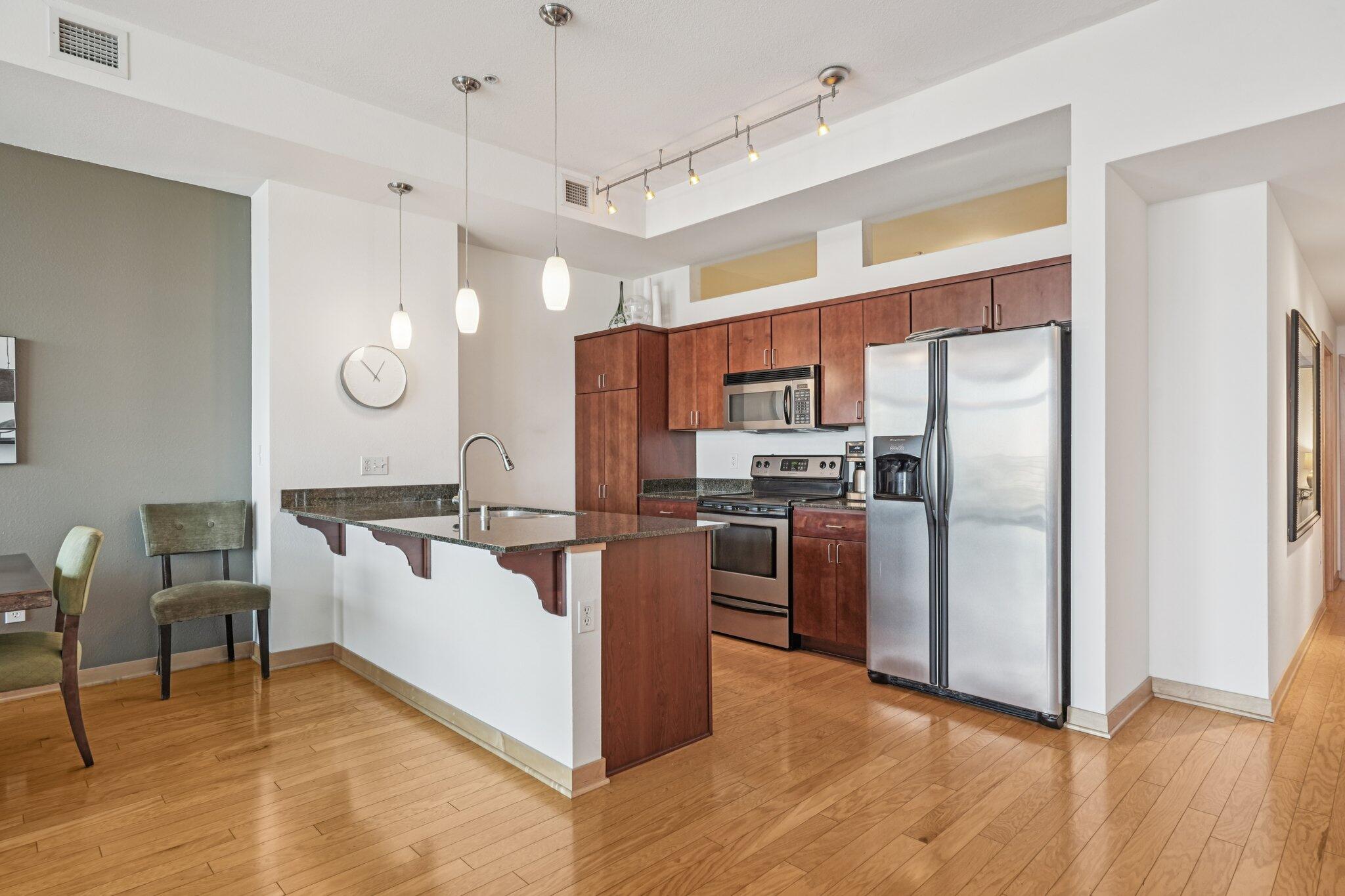 106 W Seeboth St, 908