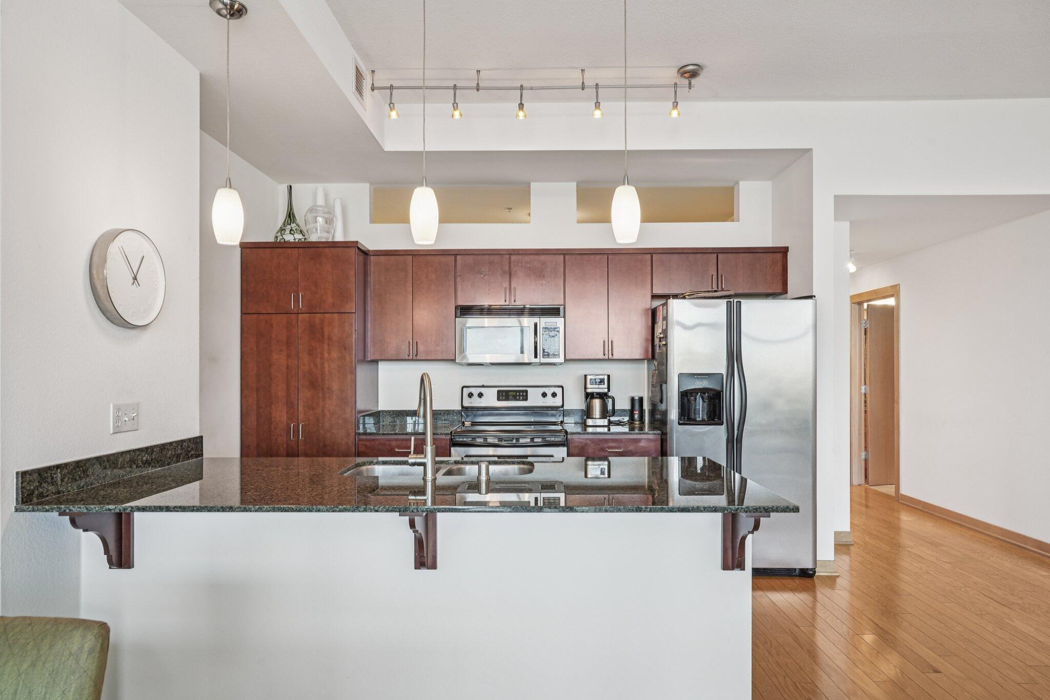 106 W Seeboth St, 908