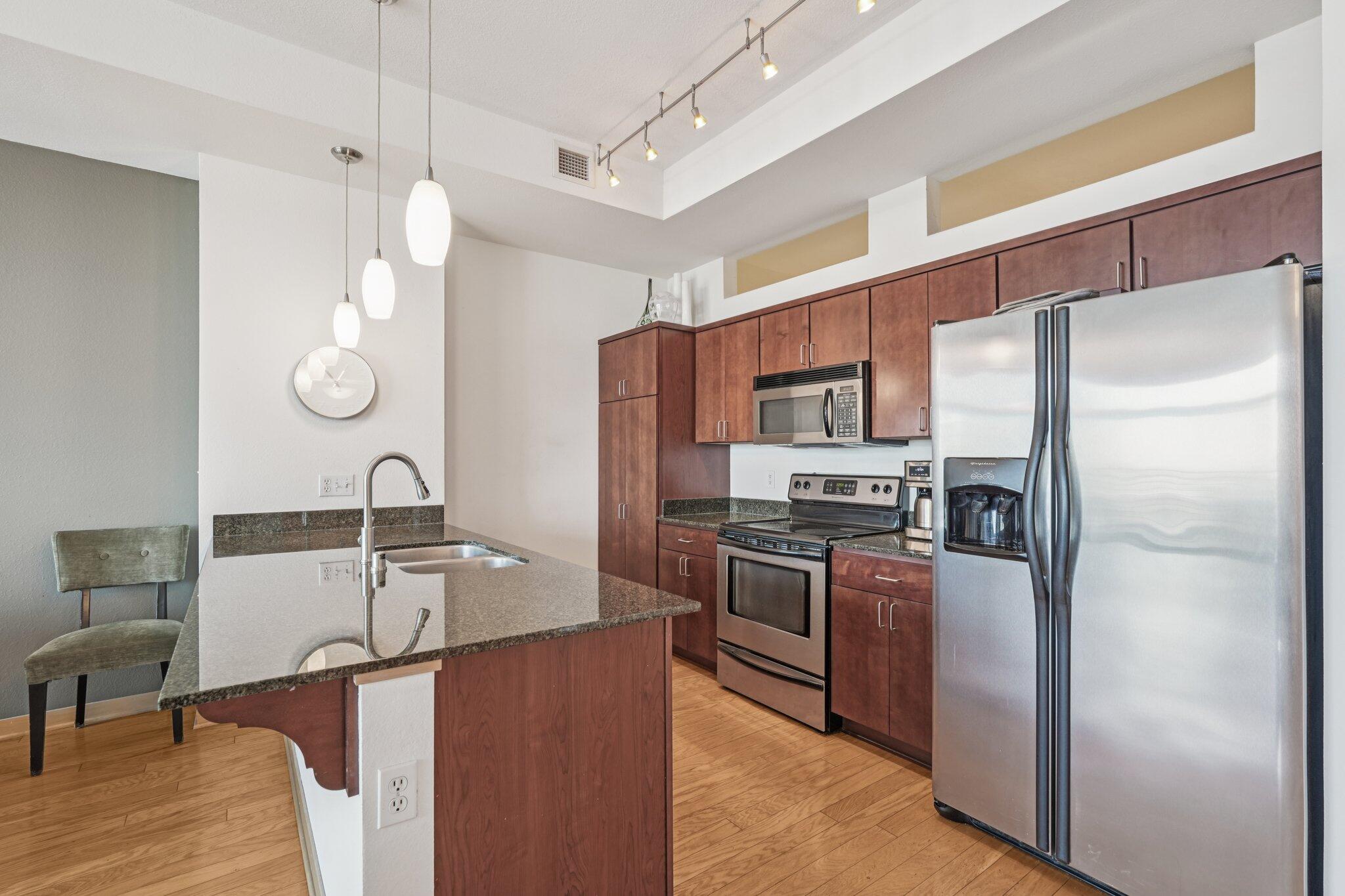 106 W Seeboth St, 908