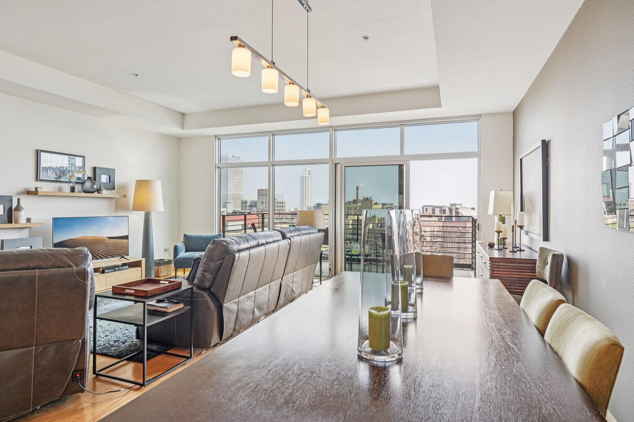 106 W Seeboth St, 908