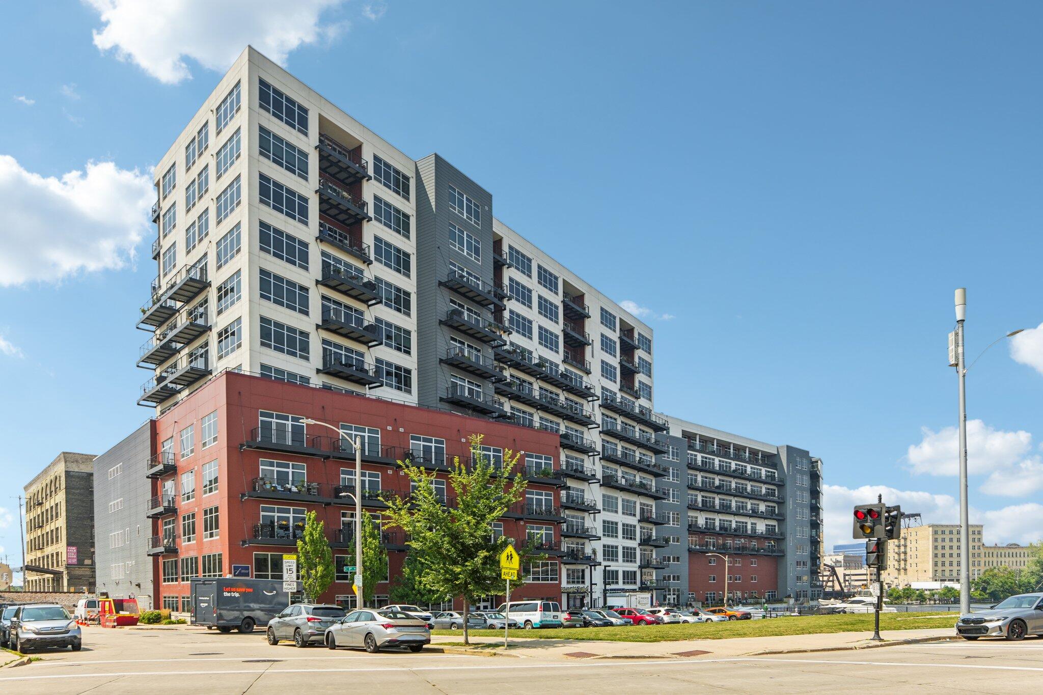 106 W Seeboth St, 908