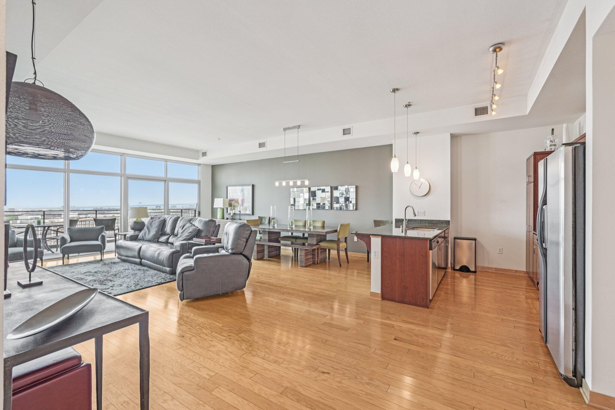 106 W Seeboth St, 908