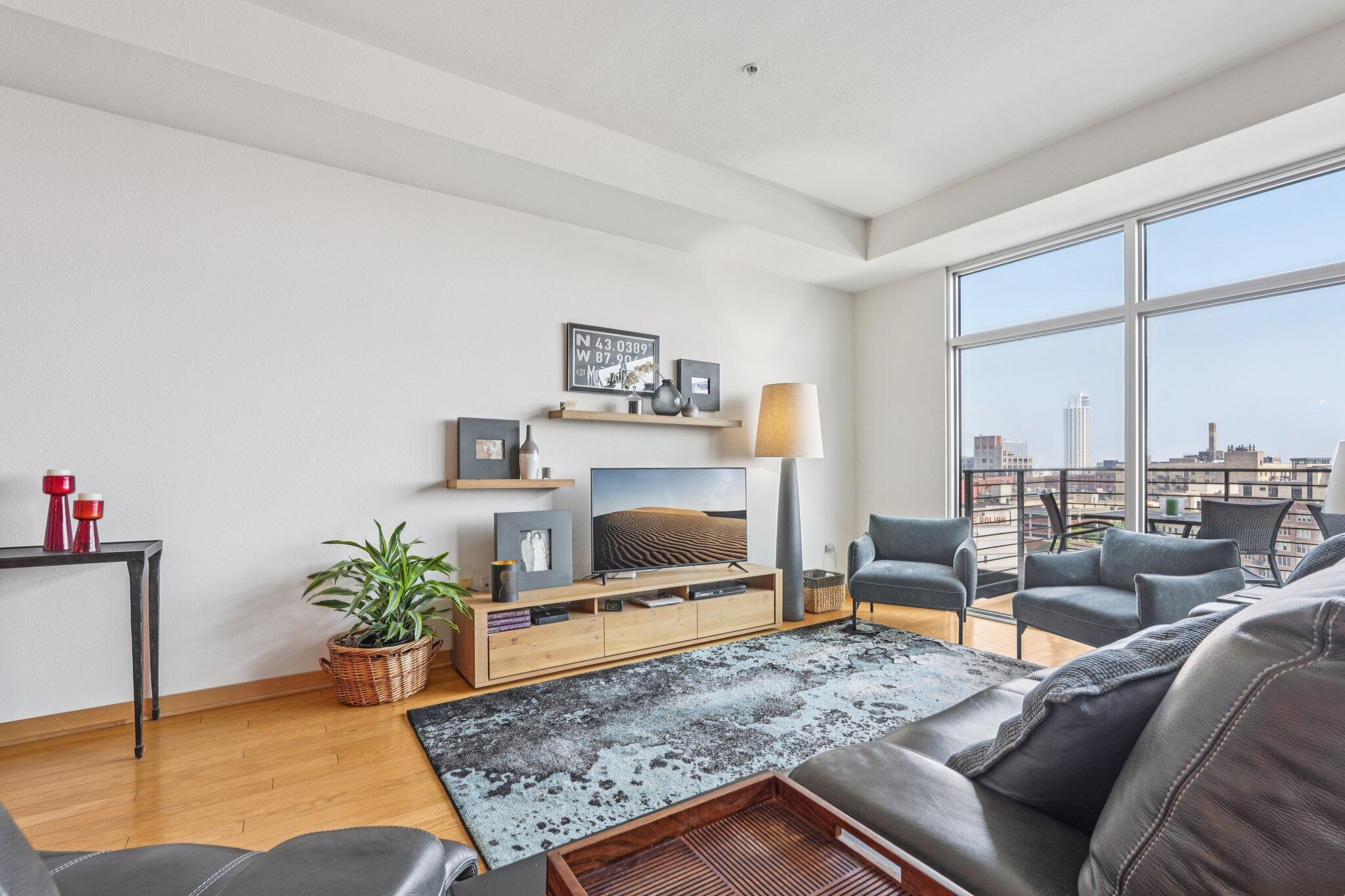 106 W Seeboth St, 908