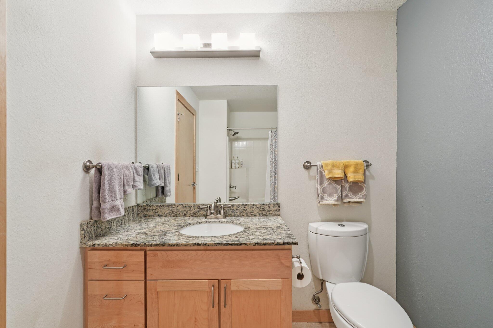 106 W Seeboth St, 908