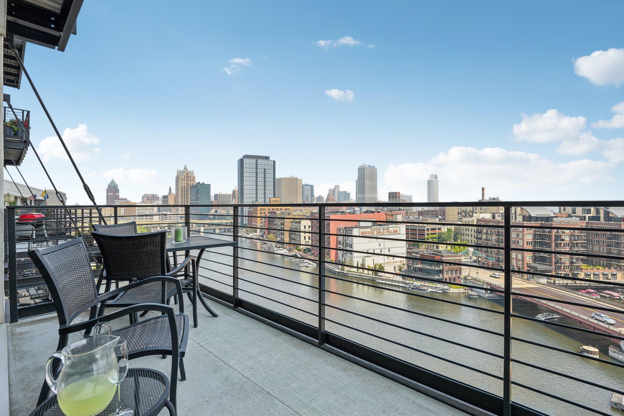 106 W Seeboth St, 908