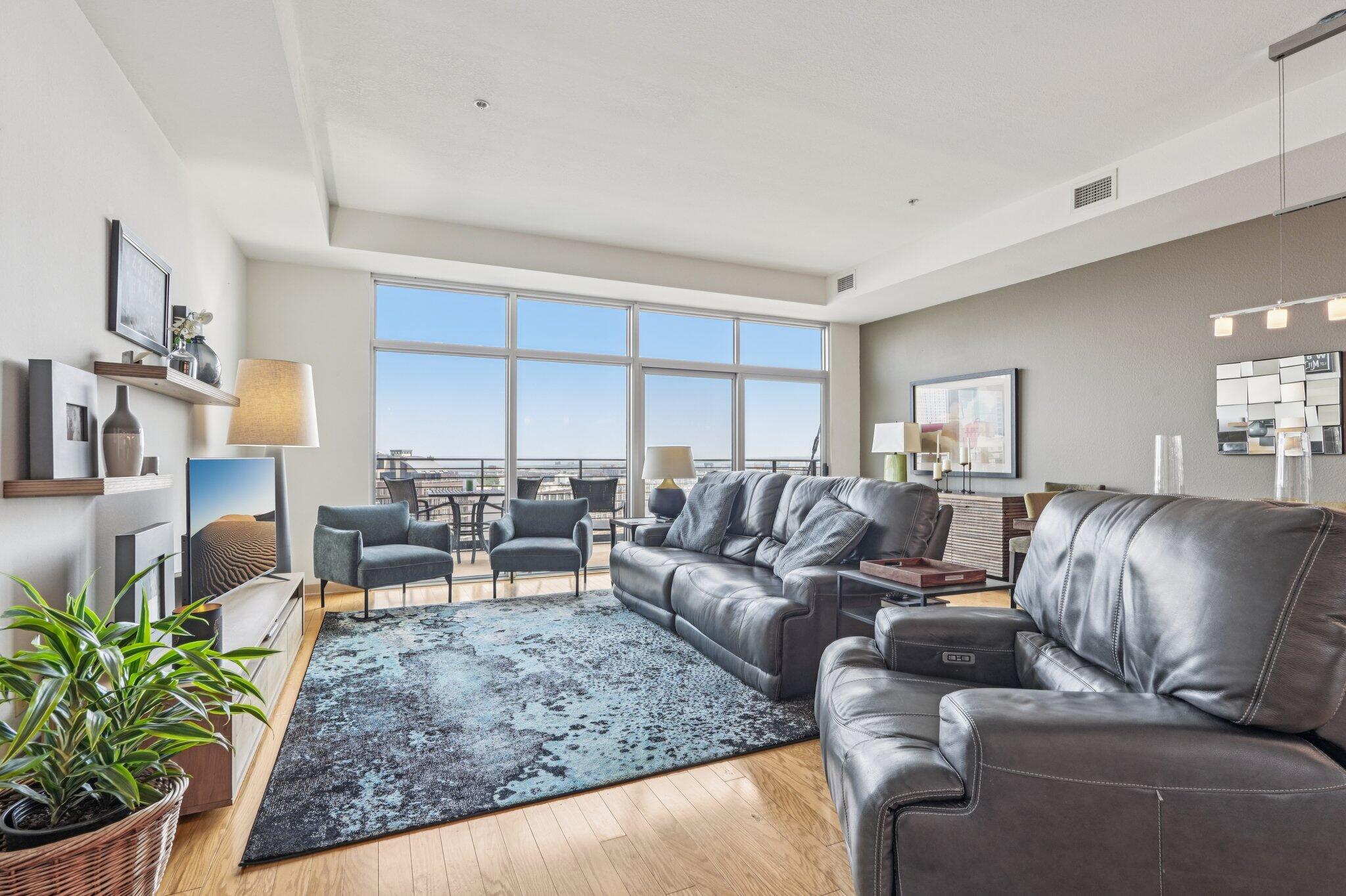 106 W Seeboth St, 908