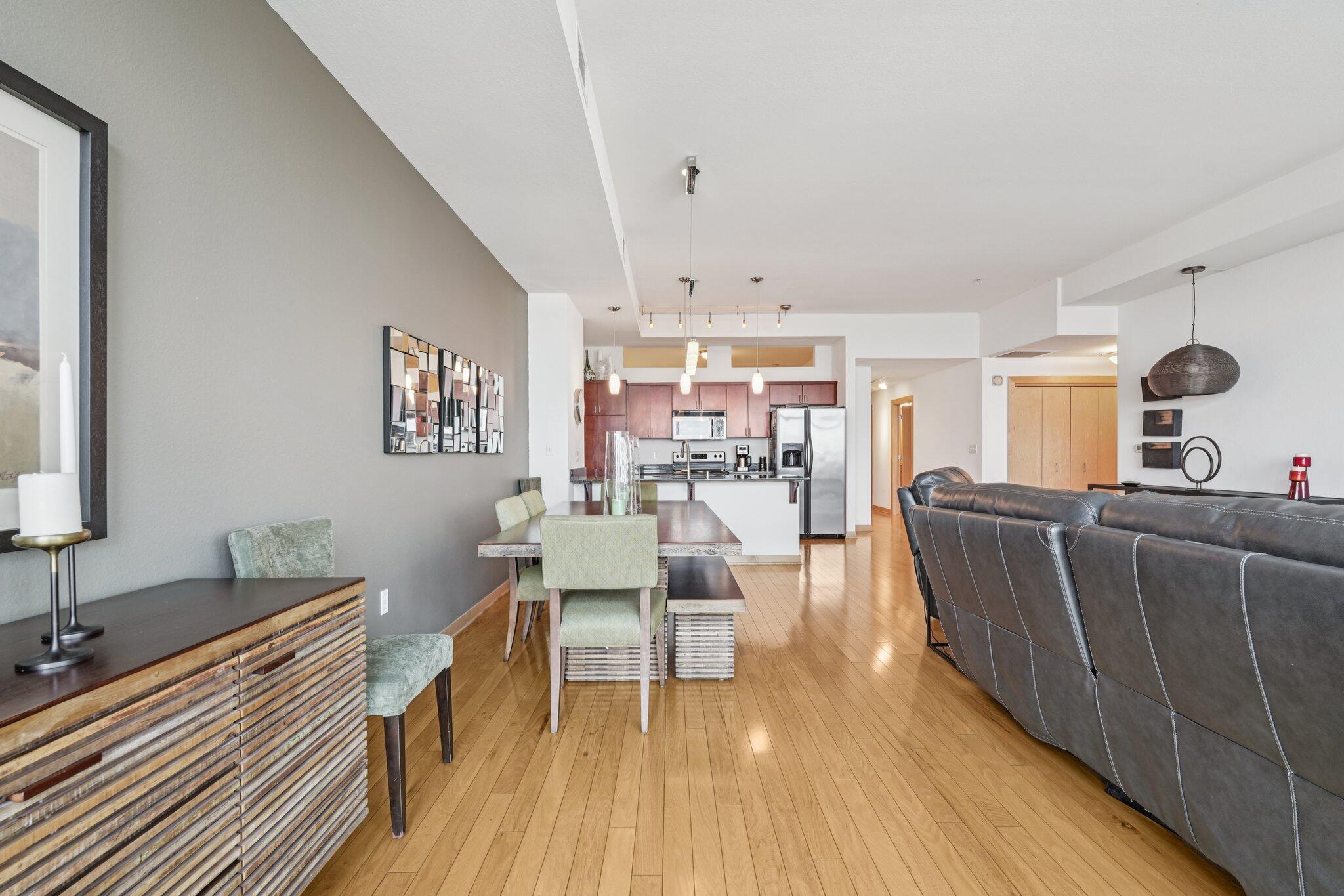 106 W Seeboth St, 908