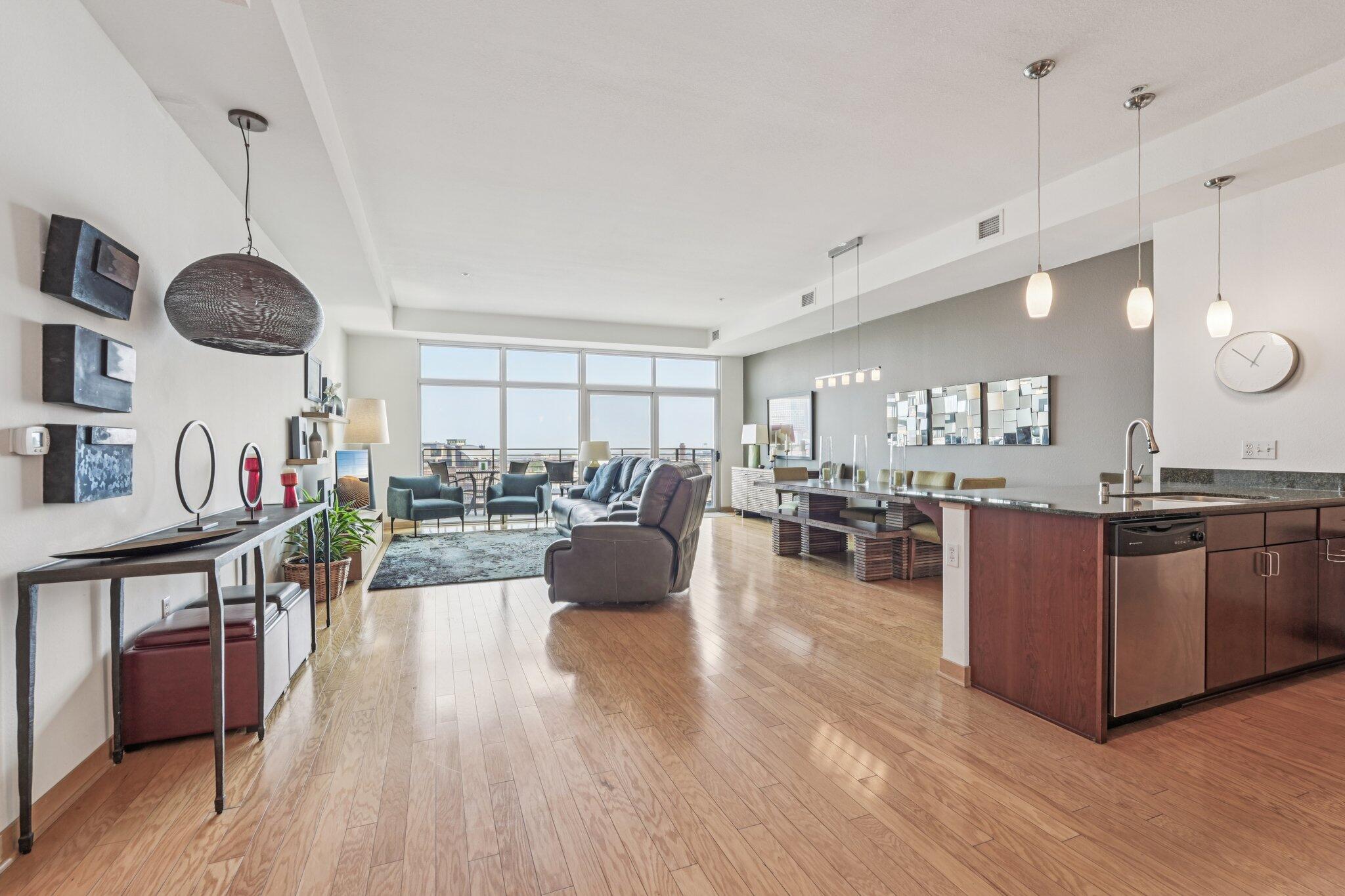 106 W Seeboth St, 908