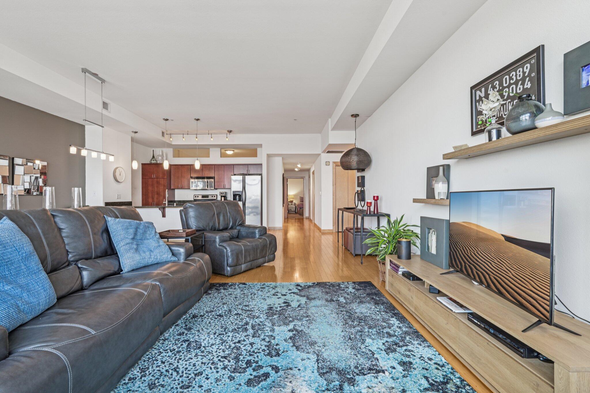 106 W Seeboth St, 908