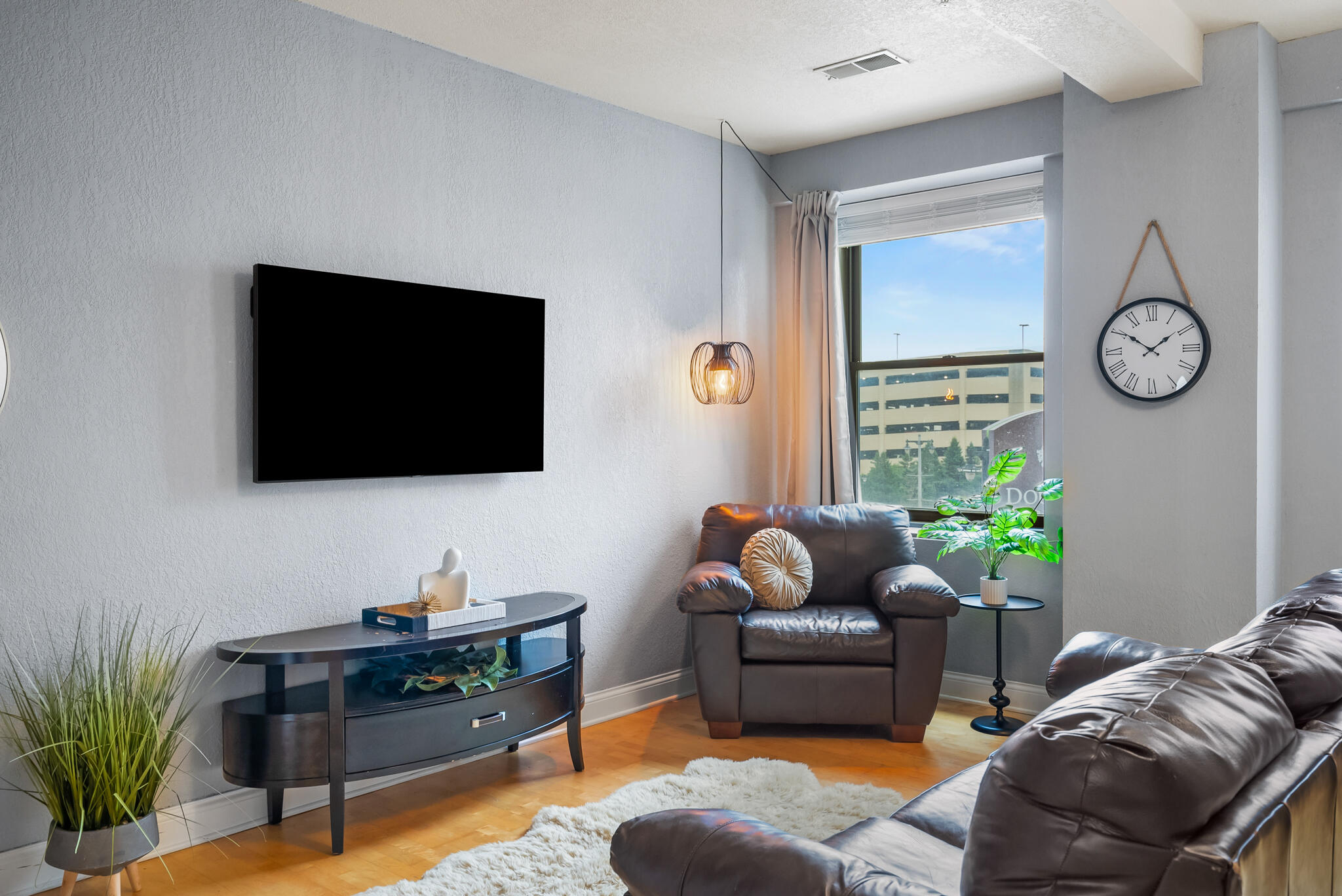 606 W Wisconsin Ave Unit: 301