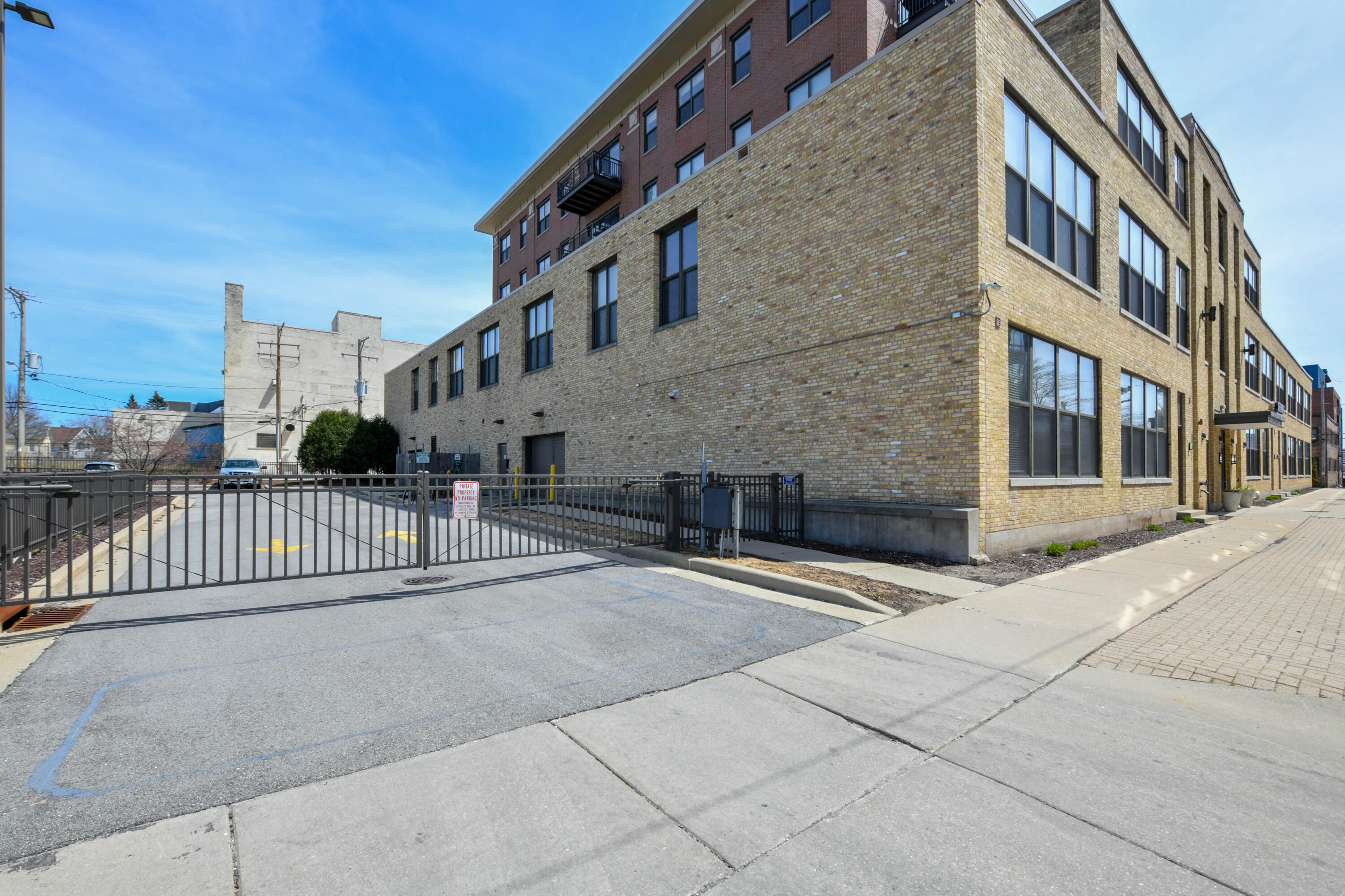 1924 N Hubbard St, 305