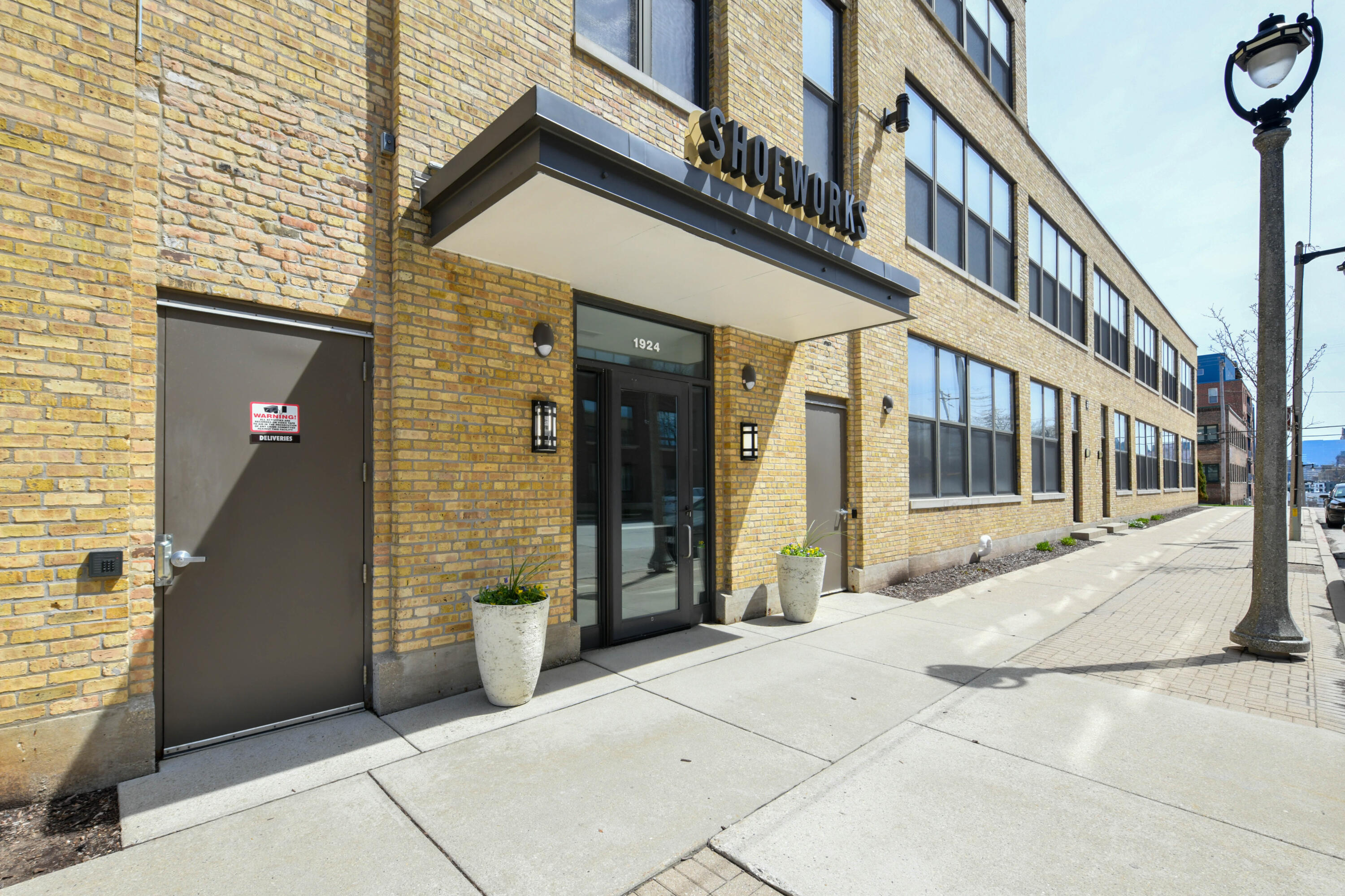 1924 N Hubbard St, 305