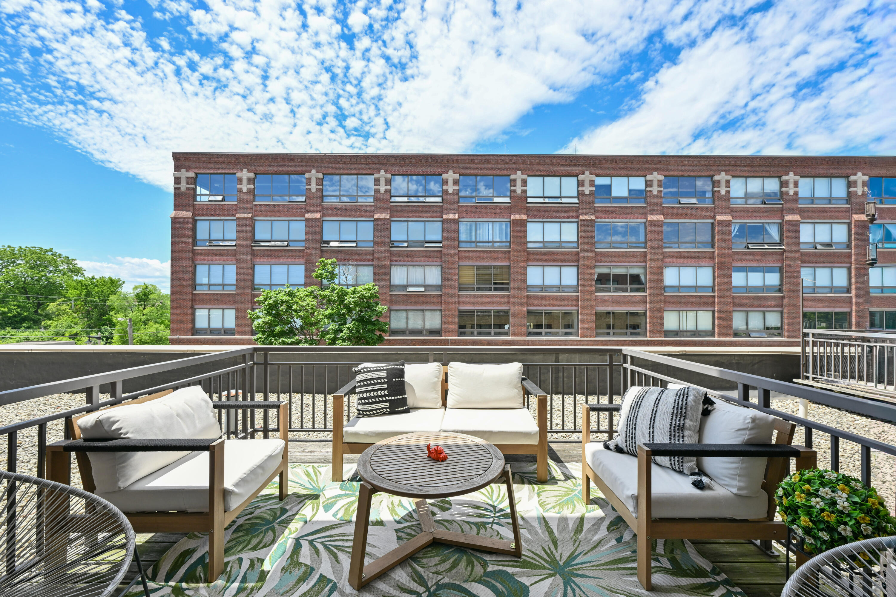 1924 N Hubbard St, 305